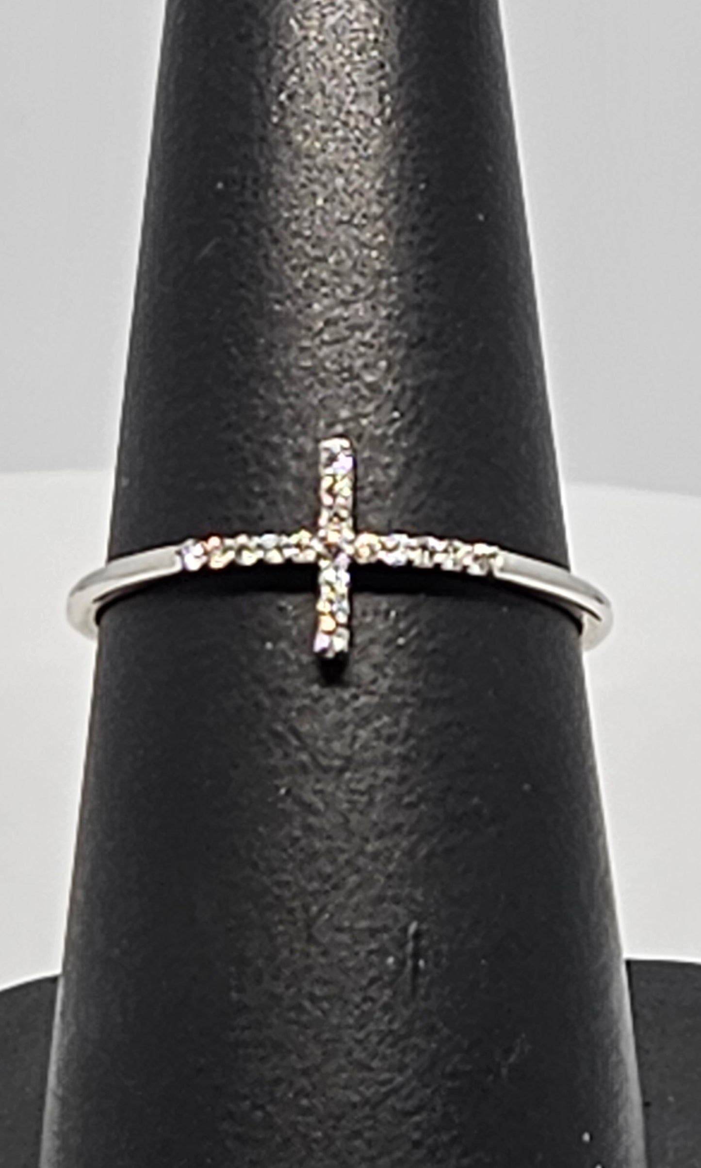 Sideways cross Dia ring .10cttw 10kwg .7g Sz7
