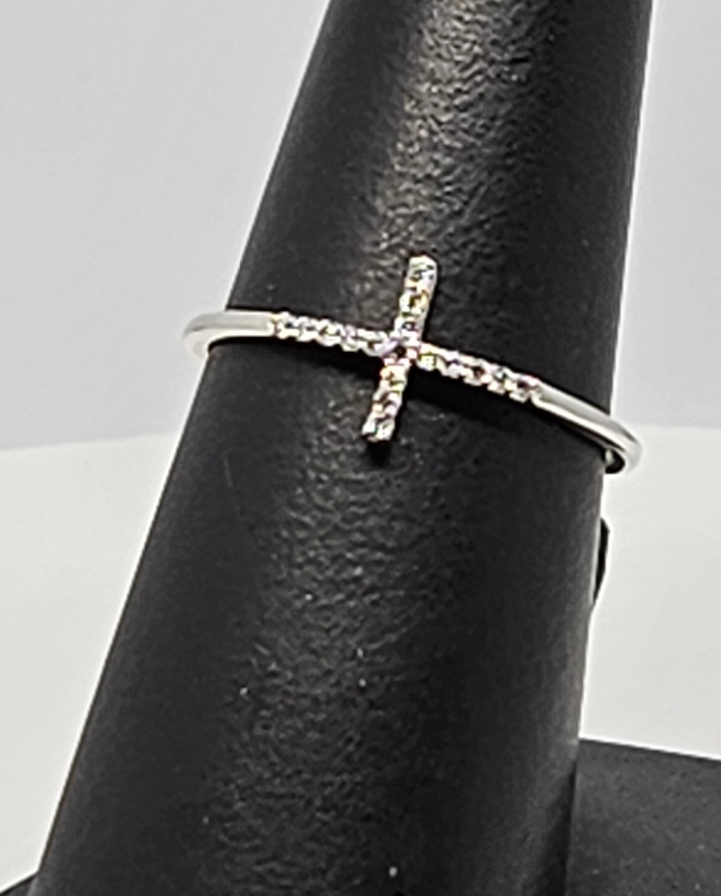 Sideways cross Dia ring .10cttw 10kwg .7g Sz7