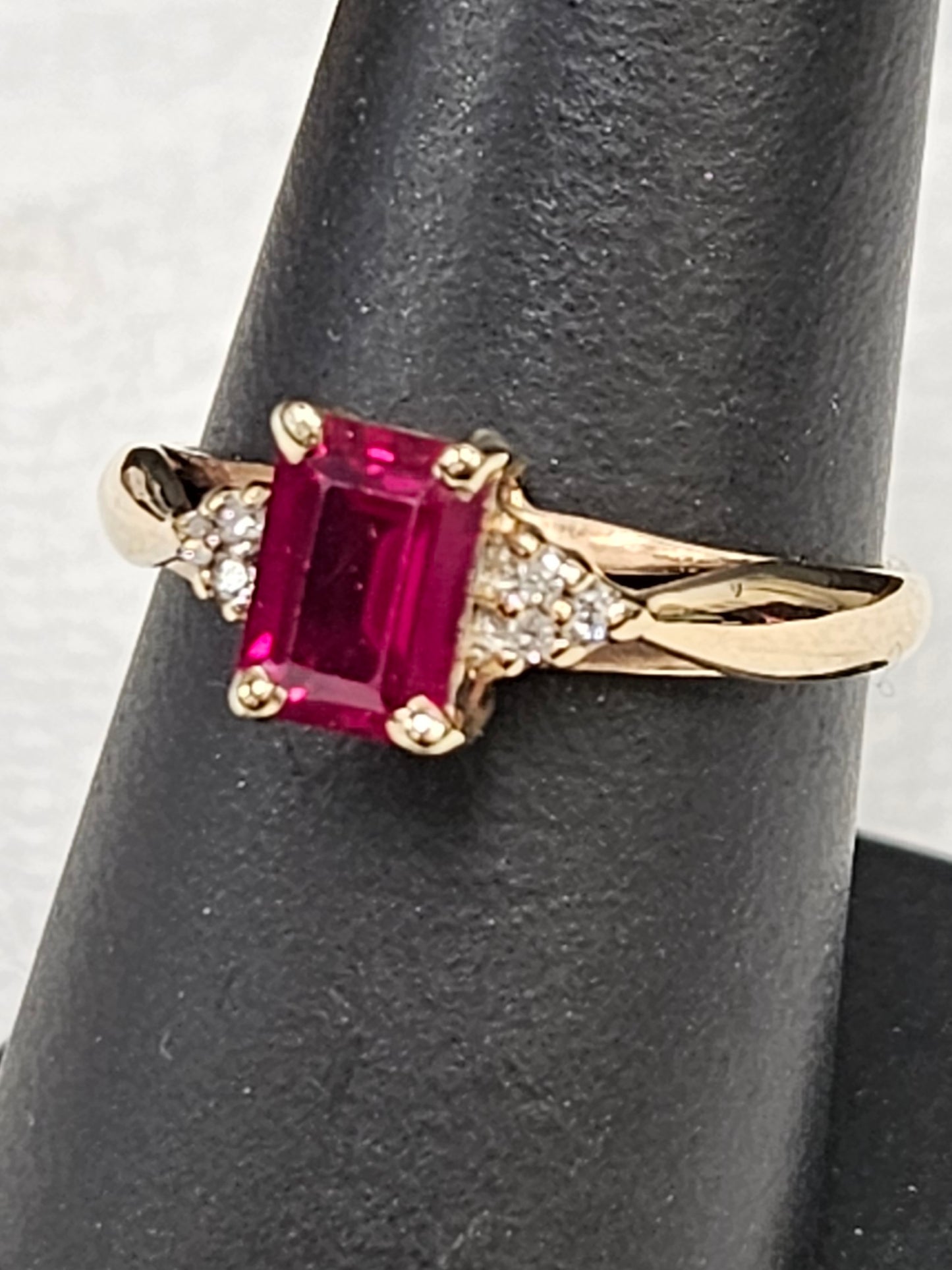 EM Ruby & Dia Rg 1ct CTN .03cttw DIA 10KYG