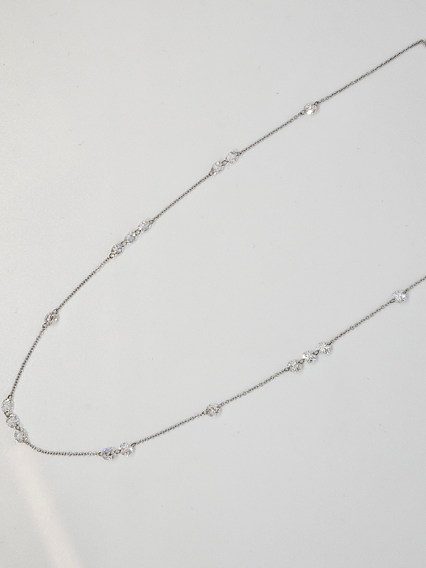 4CT A-SYMMETRICAL FLOATING DIAMOND NECK 14KT WG 17 DIAS