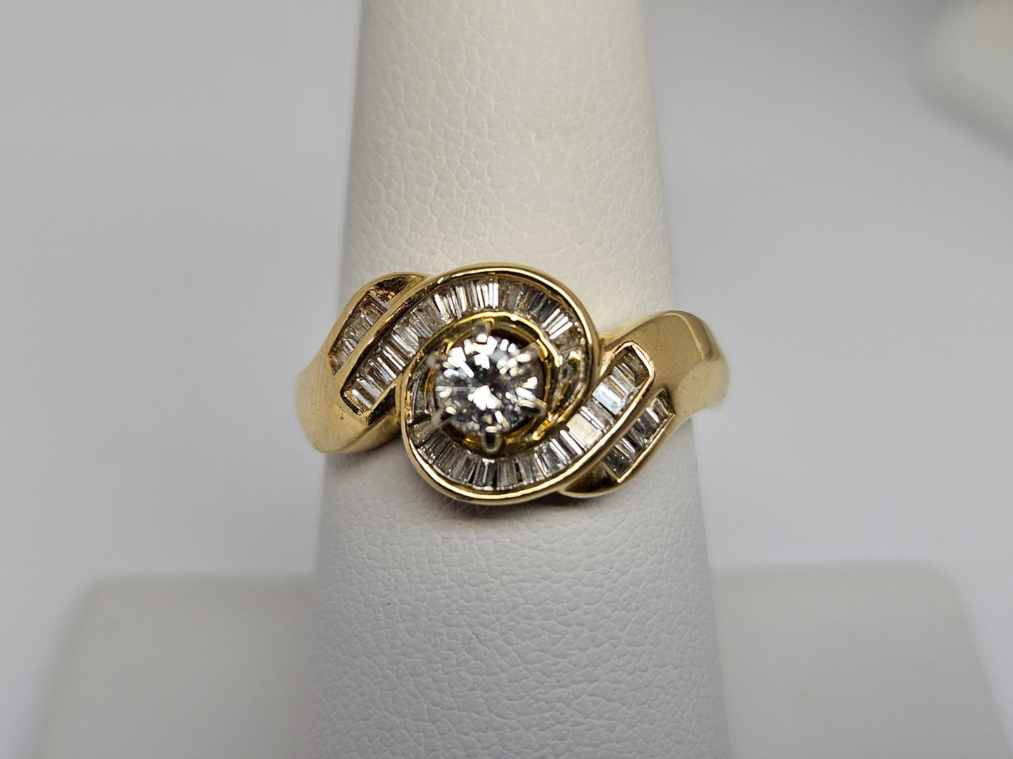 Swirl DIA Bagu/Chan Set Ring .25CT Ctr 1CTTW 14KYG