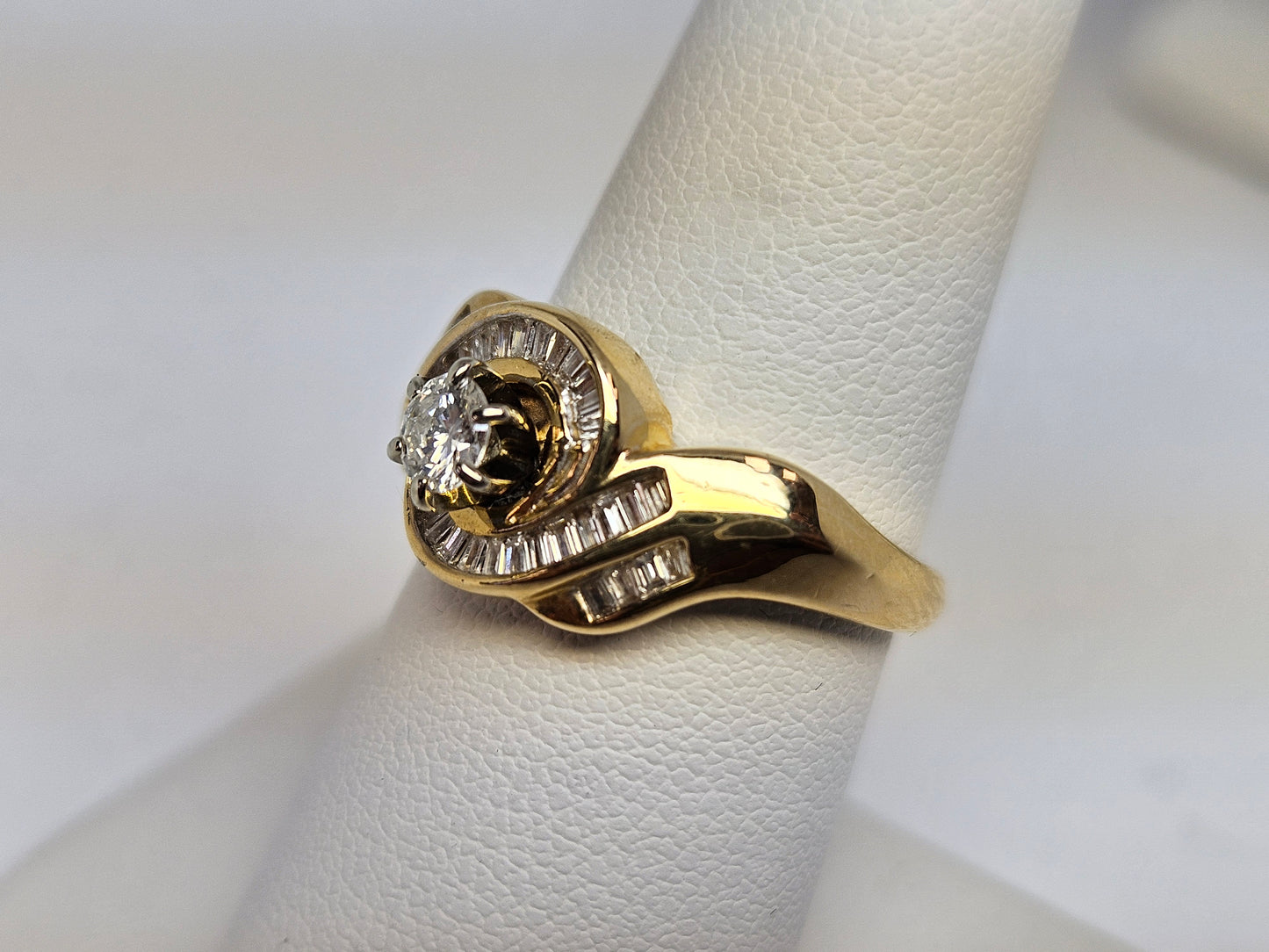 Swirl DIA Bagu/Chan Set Ring .25CT Ctr 1CTTW 14KYG