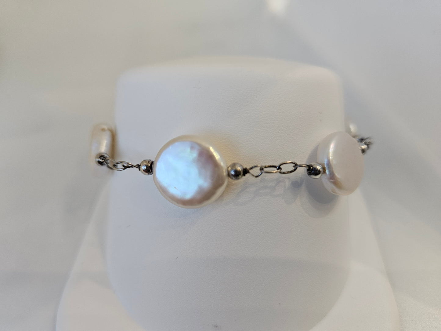 SS White Coin Pearl BRAC (SSI: 66365)