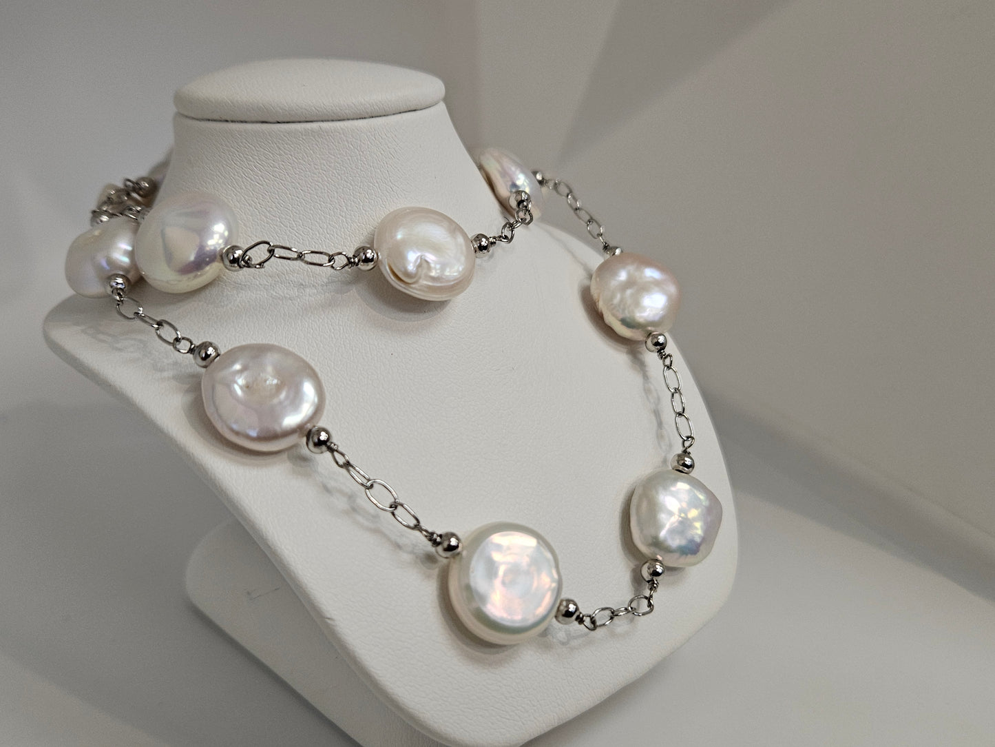 WHITE COIN PEARL NECK 18" SS CHAIN