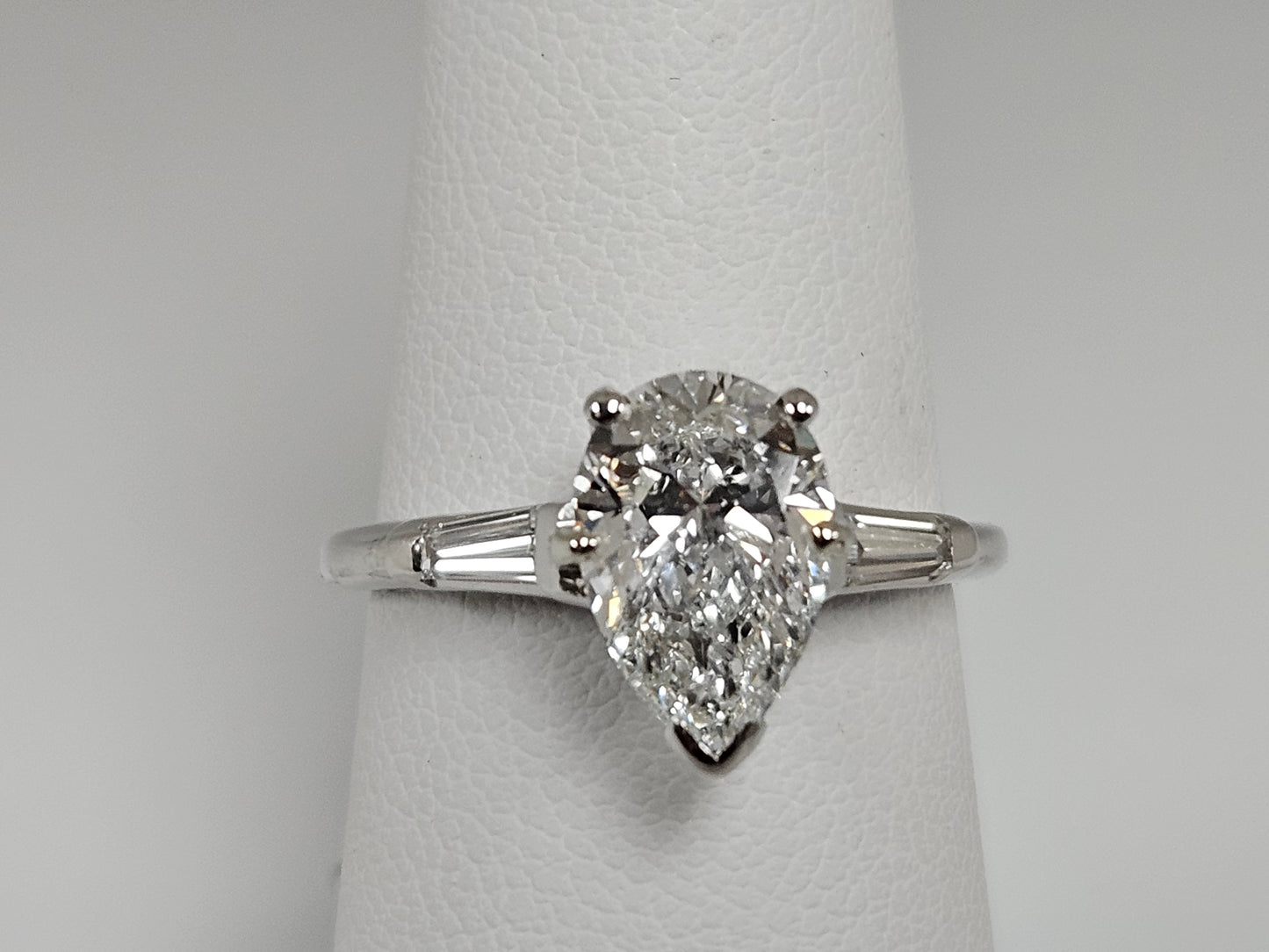 PS Baguette Plat Eng-Ring 1.61 CT Ctr 1.85CTTW GIA F/VS1