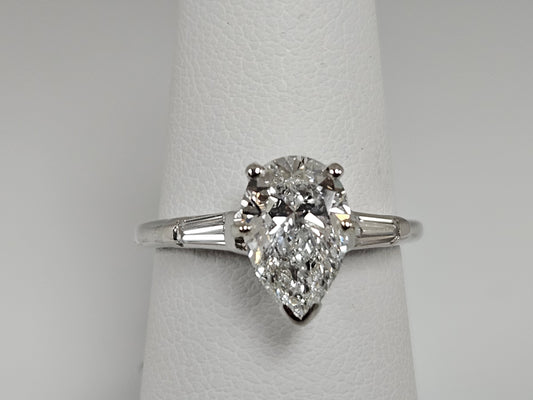 PS Baguette Plat Eng-Ring 1.61 CT Ctr 1.85CTTW GIA F/VS1