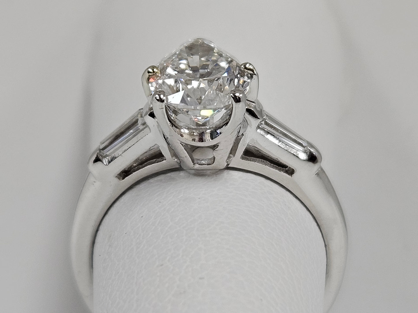 PS Baguette Plat Eng-Ring 1.61 CT Ctr 1.85CTTW GIA F/VS1