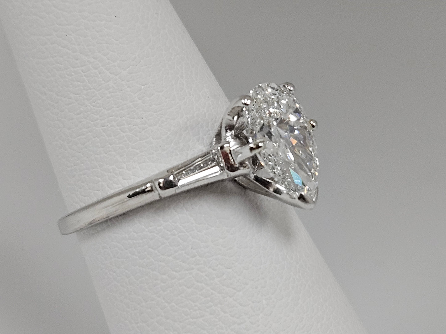 PS Baguette Plat Eng-Ring 1.61 CT Ctr 1.85CTTW GIA F/VS1