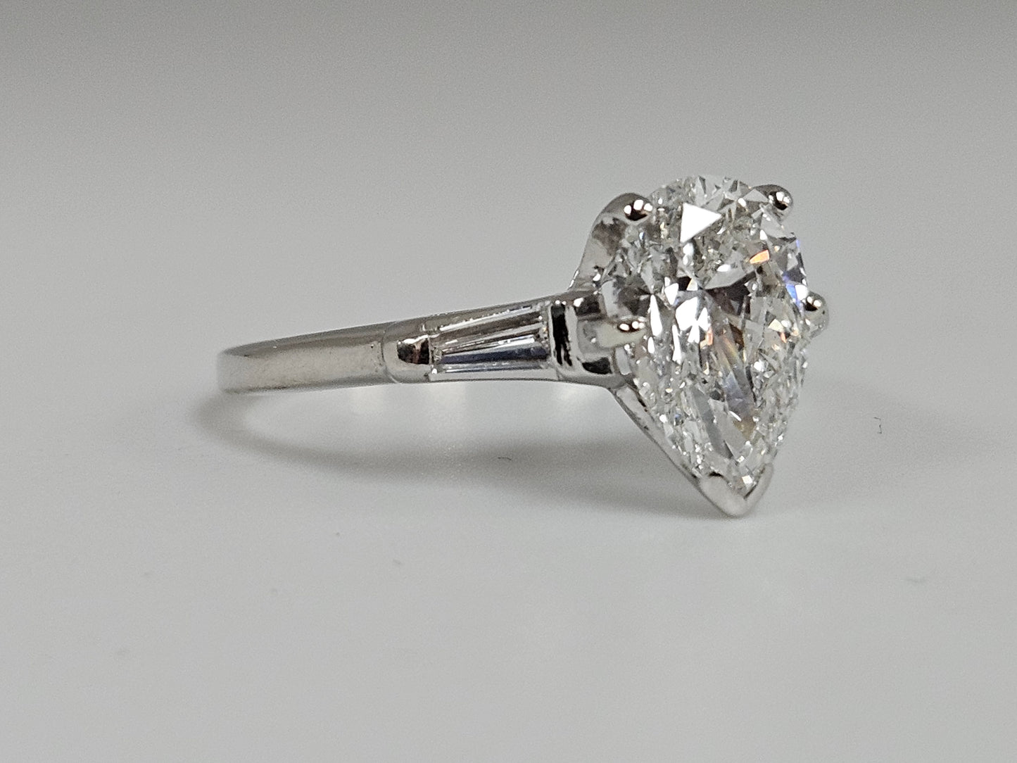 PS Baguette Plat Eng-Ring 1.61 CT Ctr 1.85CTTW GIA F/VS1