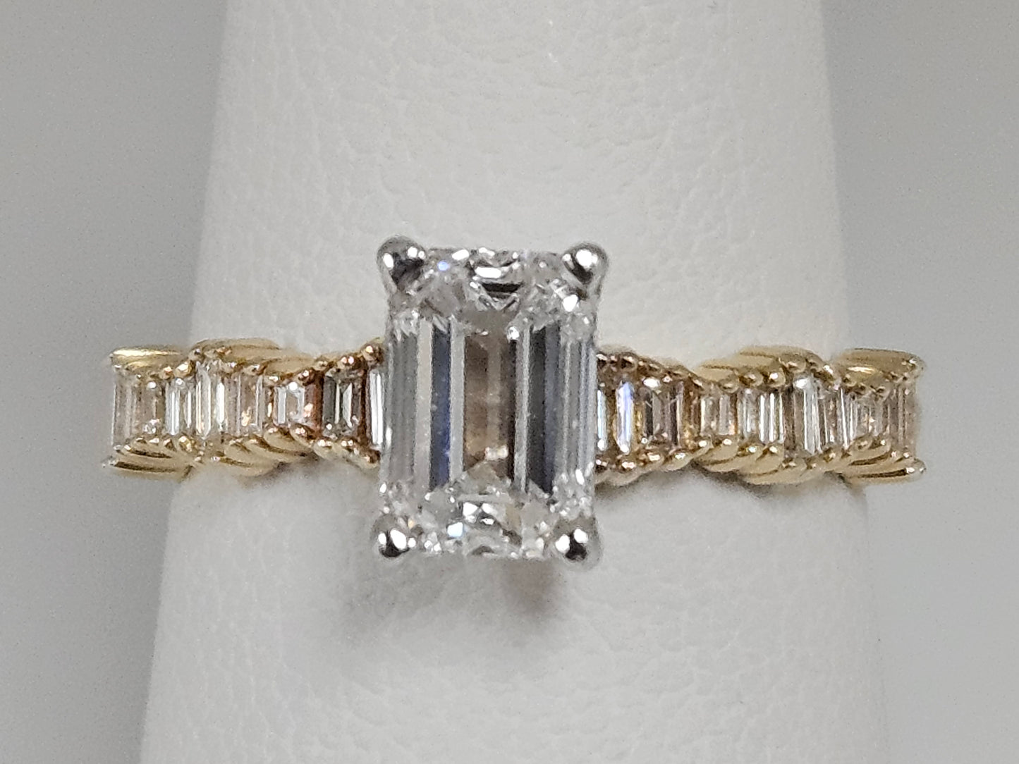 Modern Em Cut/ Bagg Eng-Rg 14KYG 1.01ct E/VS1 1.25cttw