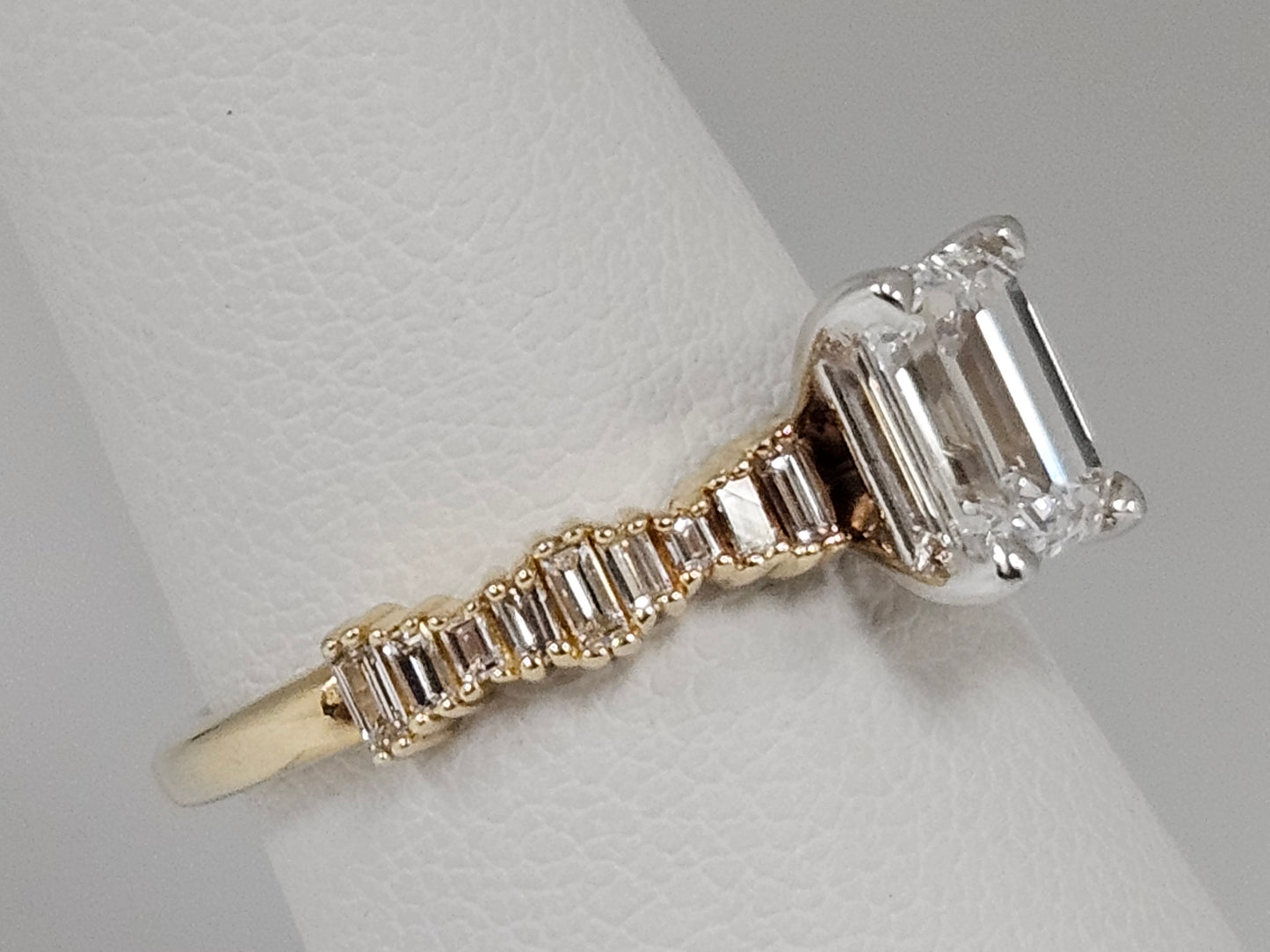 Modern Em Cut/ Bagg Eng-Rg 14KYG 1.01ct E/VS1 1.25cttw