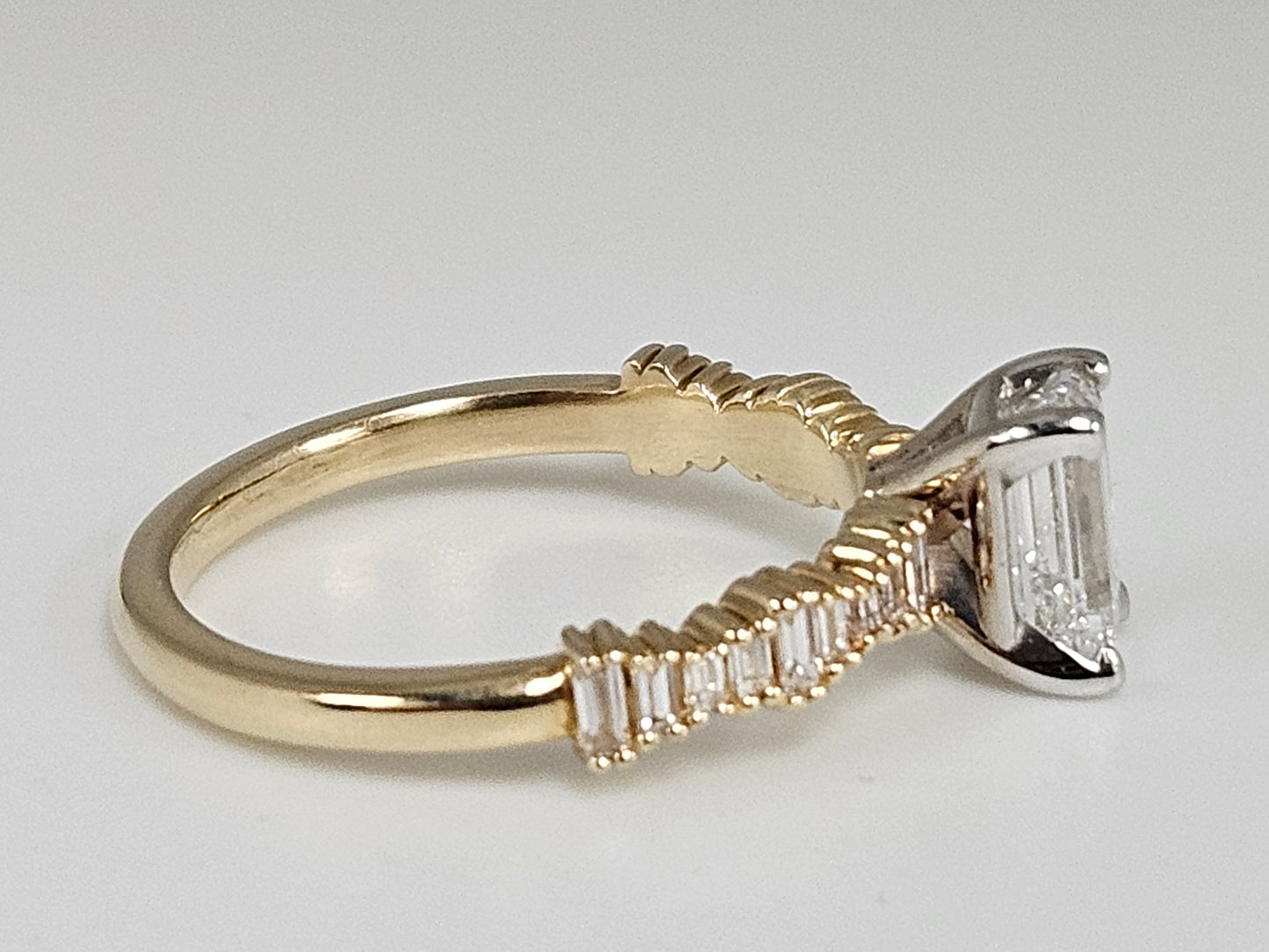 Modern Em Cut/ Bagg Eng-Rg 14KYG 1.01ct E/VS1 1.25cttw