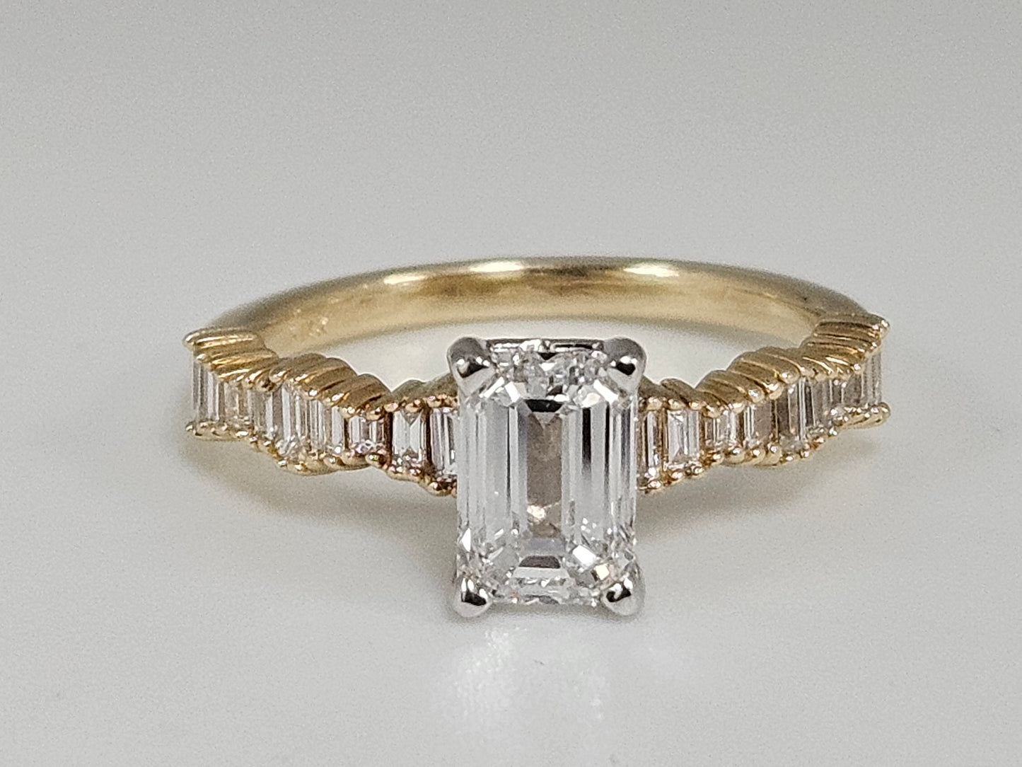 Modern Em Cut/ Bagg Eng-Rg 14KYG 1.01ct E/VS1 1.25cttw