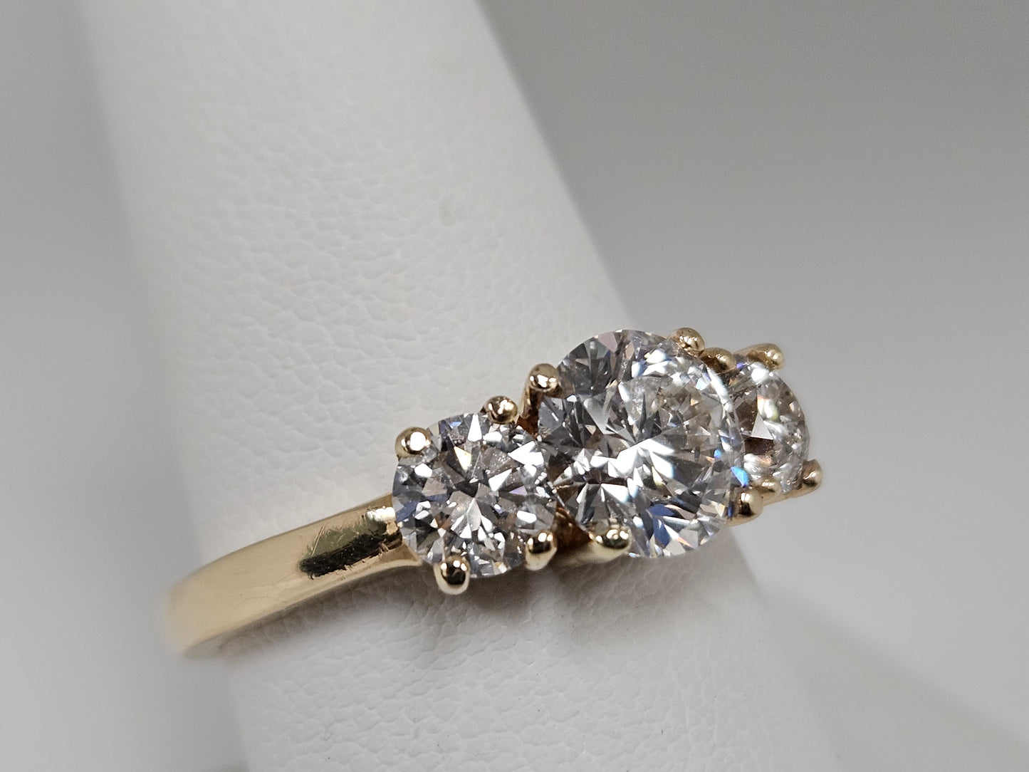 3Stn DIA 2.60TW 1.55ct Ctr IGI F/VS1 14KYG