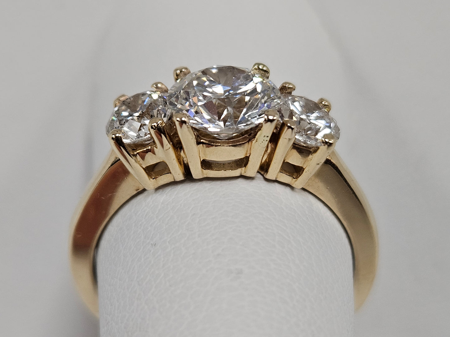 3Stn DIA 2.60TW 1.55ct Ctr IGI F/VS1 14KYG