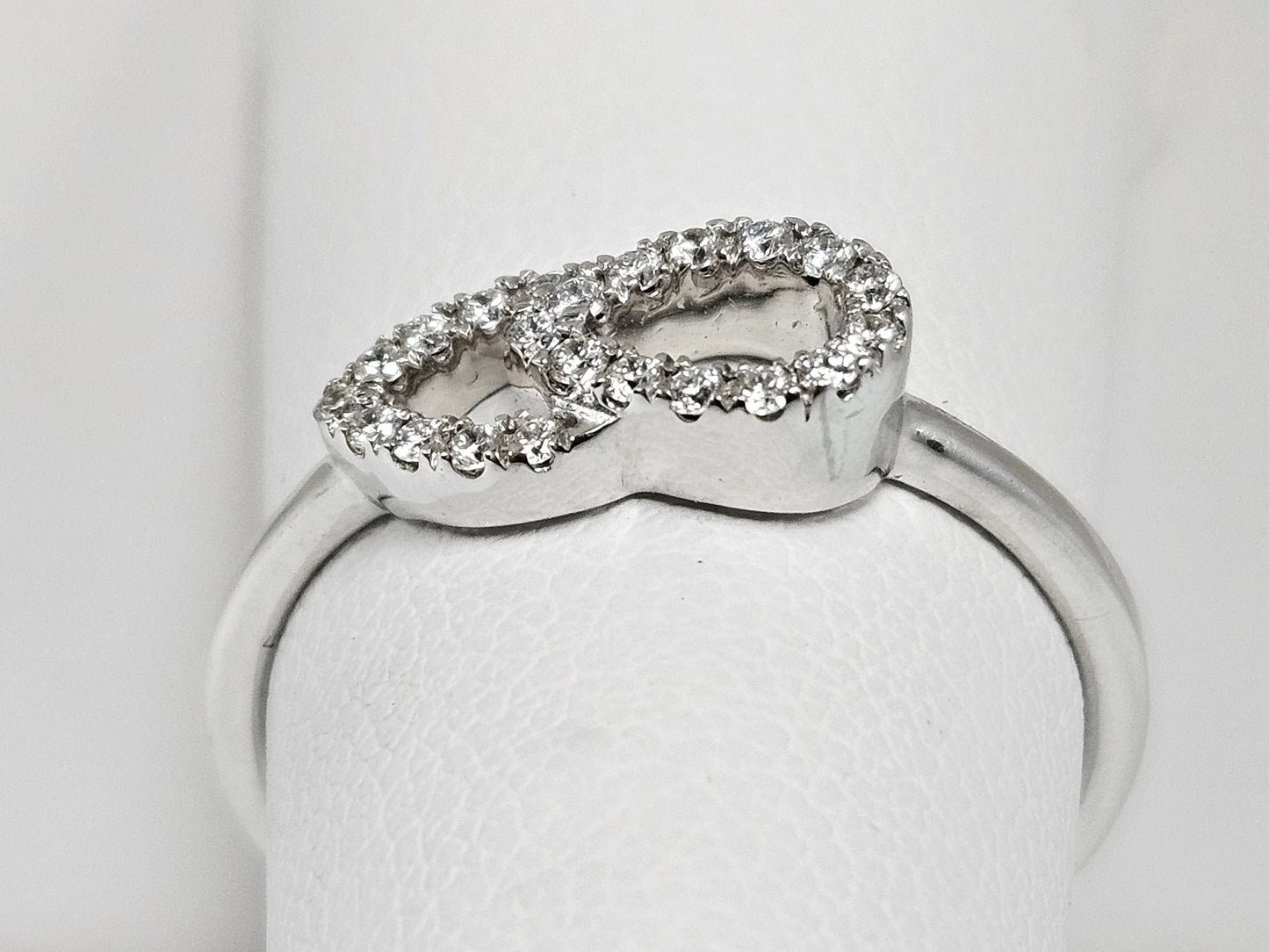 Double Teardrop Dia Ring .15cttw DIA 10kwg 1.8g