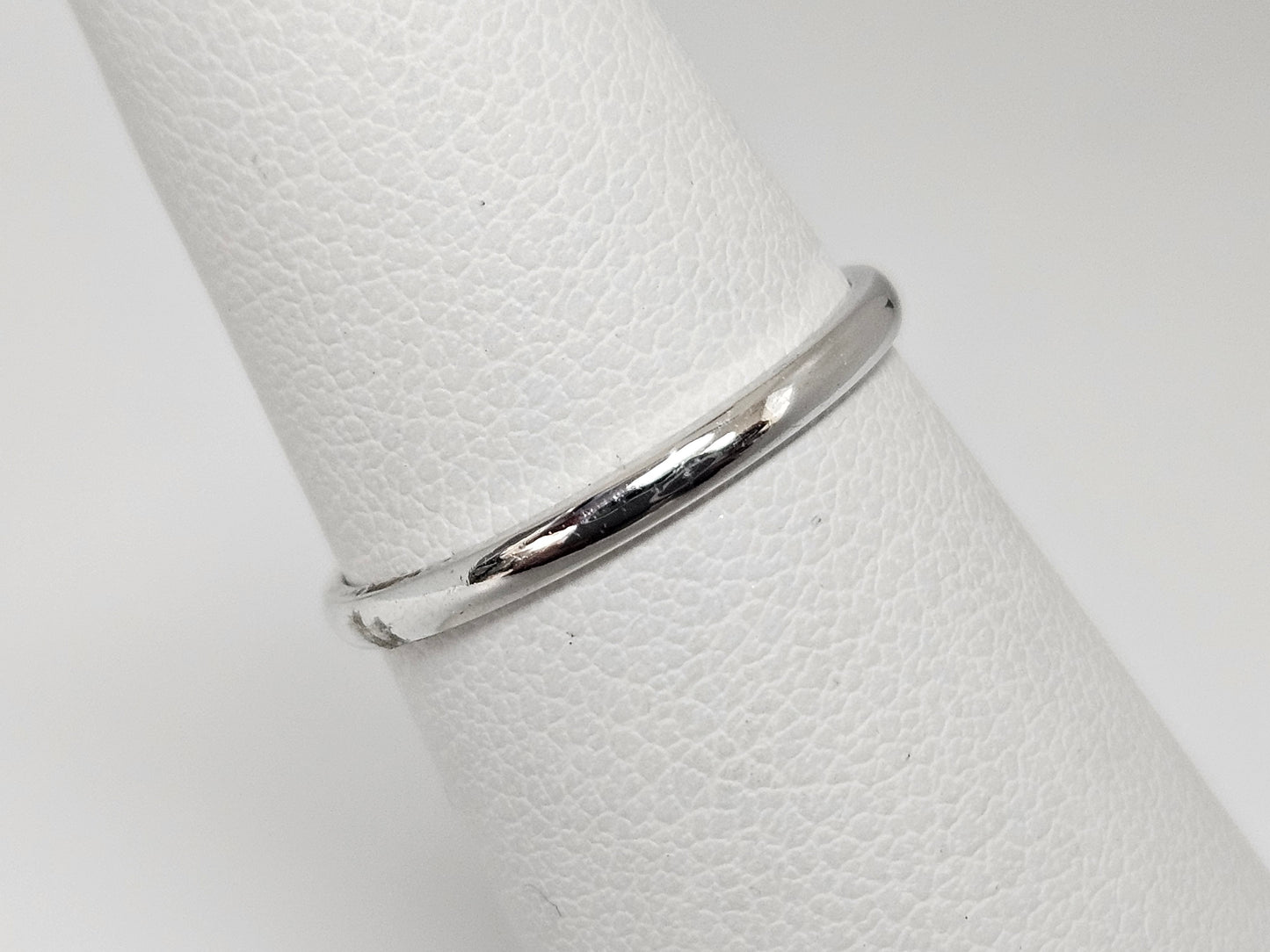 Half round wedding band, 1.5mm14kwg .94gr Sz5