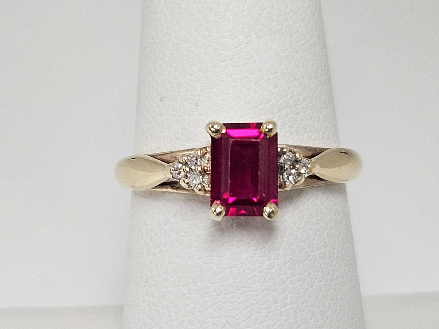 EM Ruby & Dia Rg 1ct CTN .03cttw DIA 10KYG