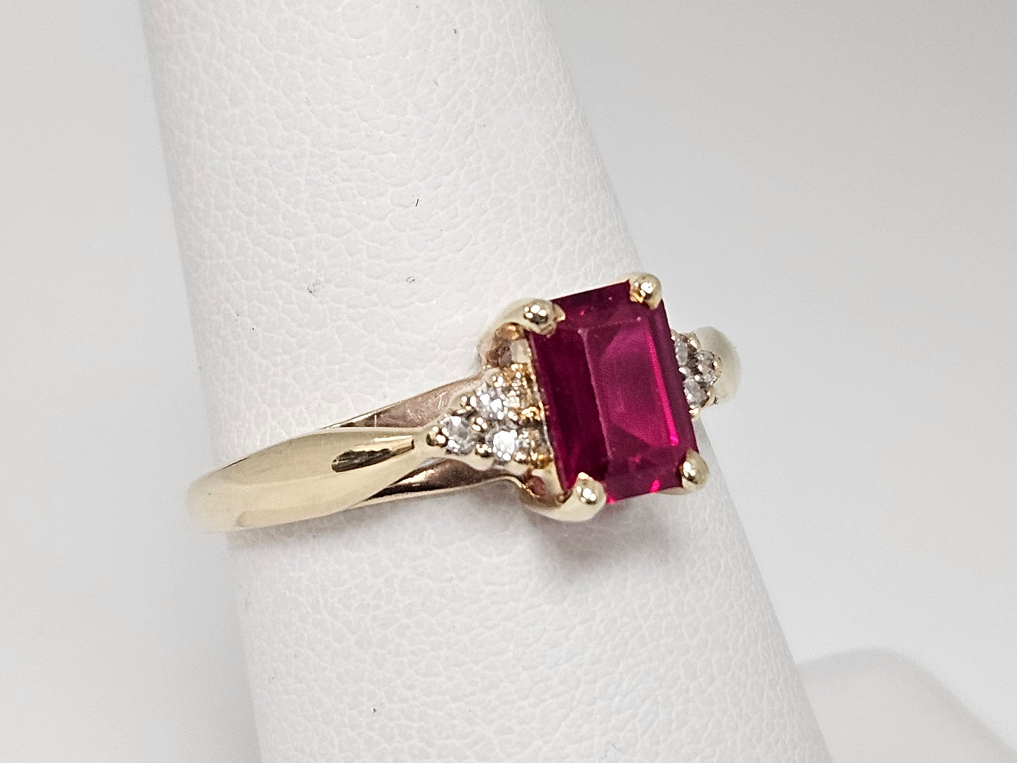 EM Ruby & Dia Rg 1ct CTN .03cttw DIA 10KYG