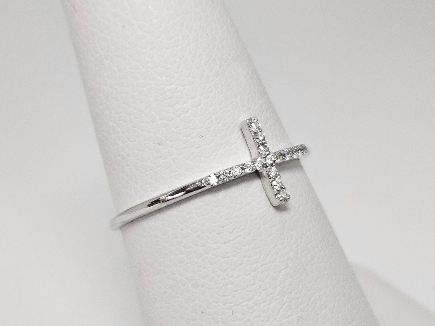 Sideways cross Dia ring .10cttw 10kwg .7g Sz7