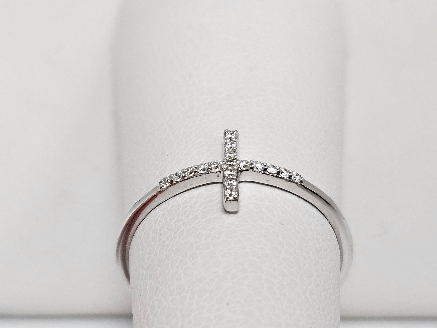 Sideways cross Dia ring .10cttw 10kwg .7g Sz7