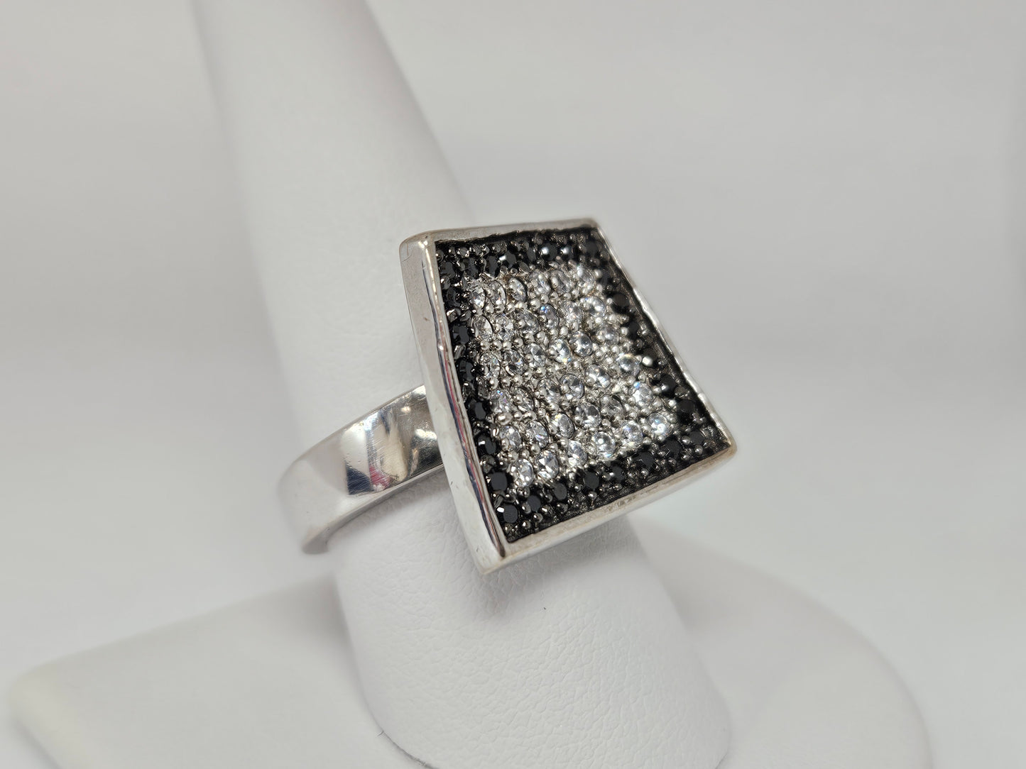 Sterling Silver CZ BLK & WHITE Sz9 (R1058)
