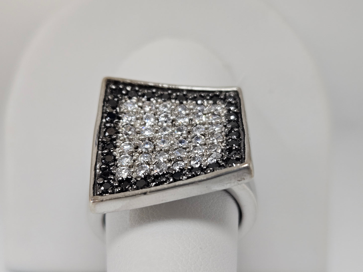 Sterling Silver CZ BLK & WHITE Sz9 (R1058)