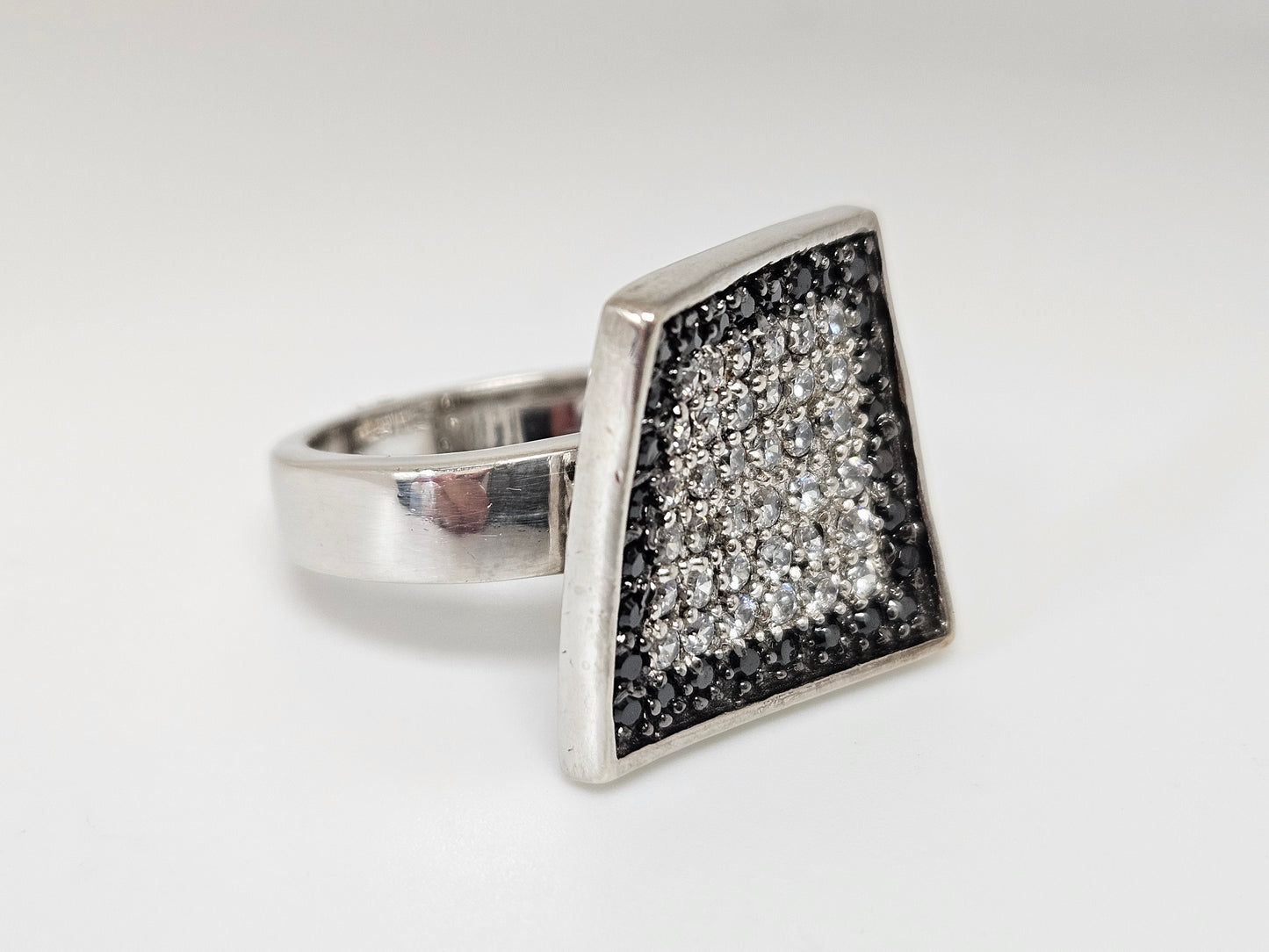 Sterling Silver CZ BLK & WHITE Sz9 (R1058)