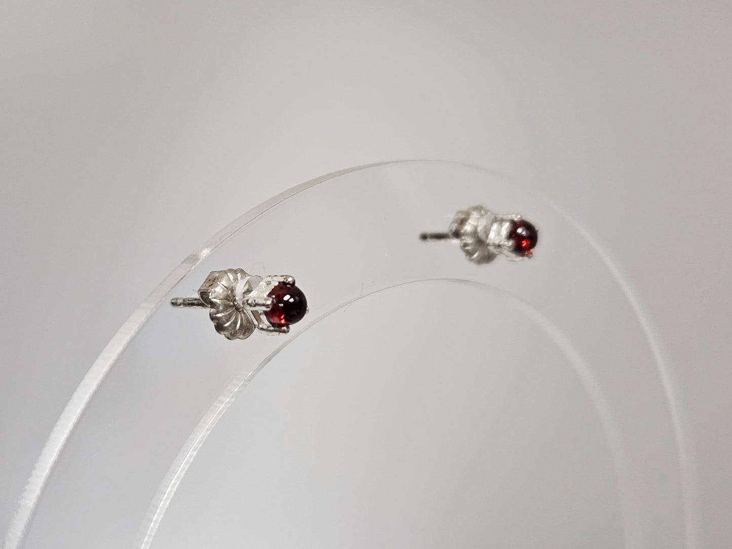 SS Garnet Cab Earrings 3mm Garnet