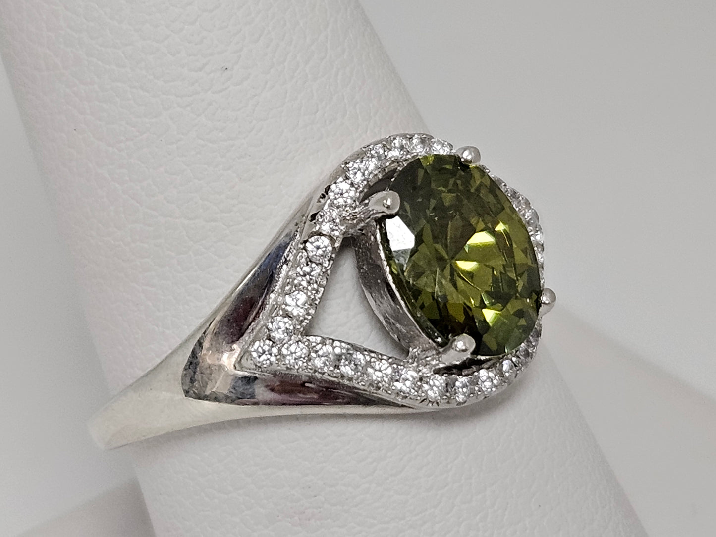 SS CZ OVAL GREEN STONE Sz8.5