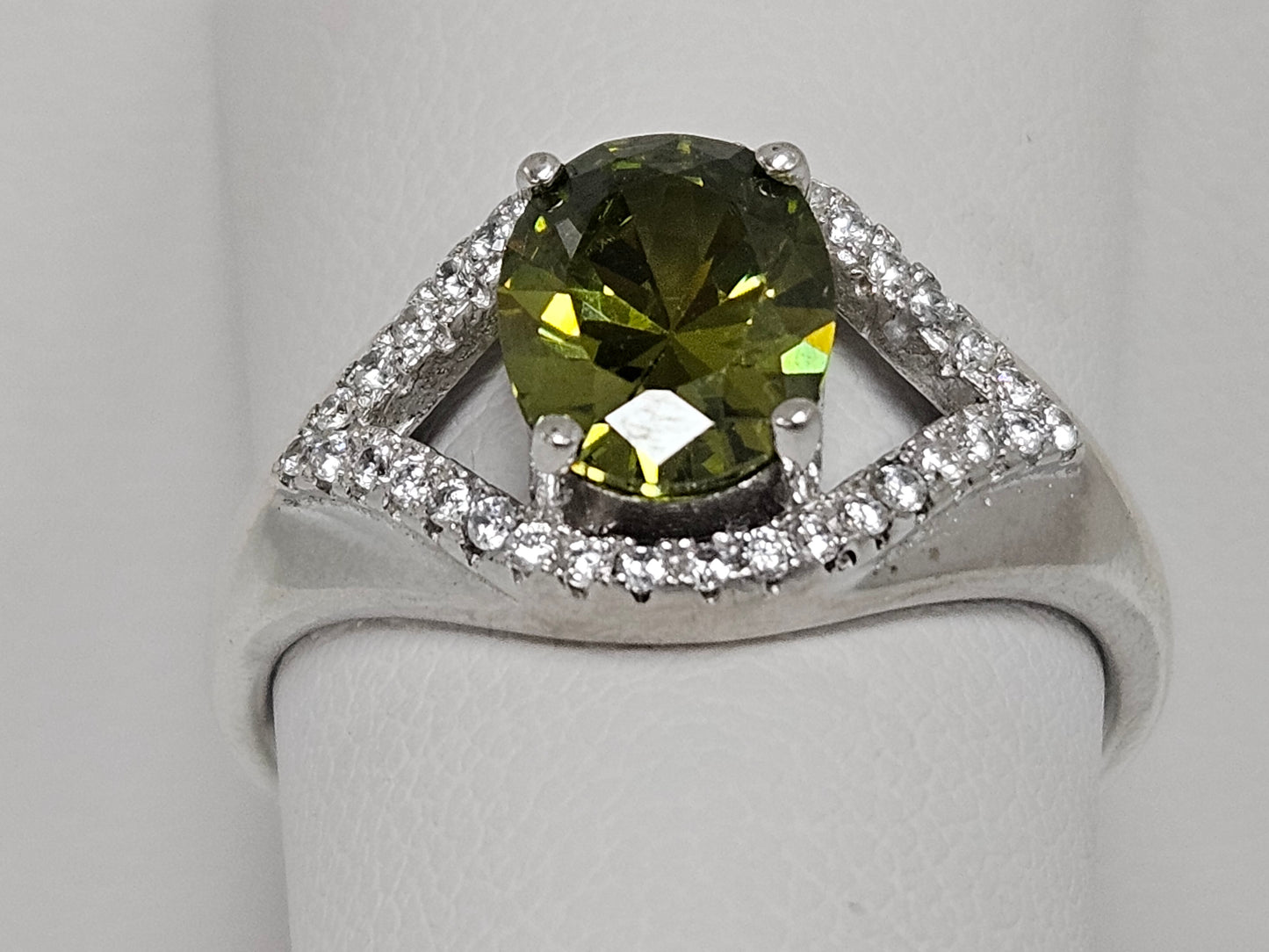 SS CZ OVAL GREEN STONE Sz8.5