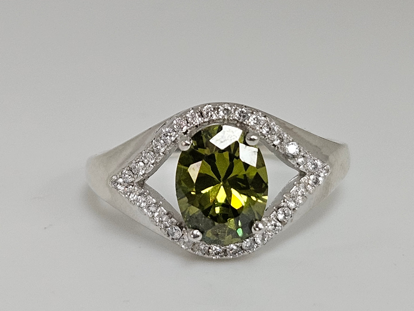 SS CZ OVAL GREEN STONE Sz8.5