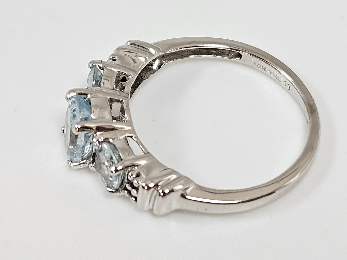 OV Aqua 3stn Ring .04ct Dia 10kwg 2.2g Sz5.75