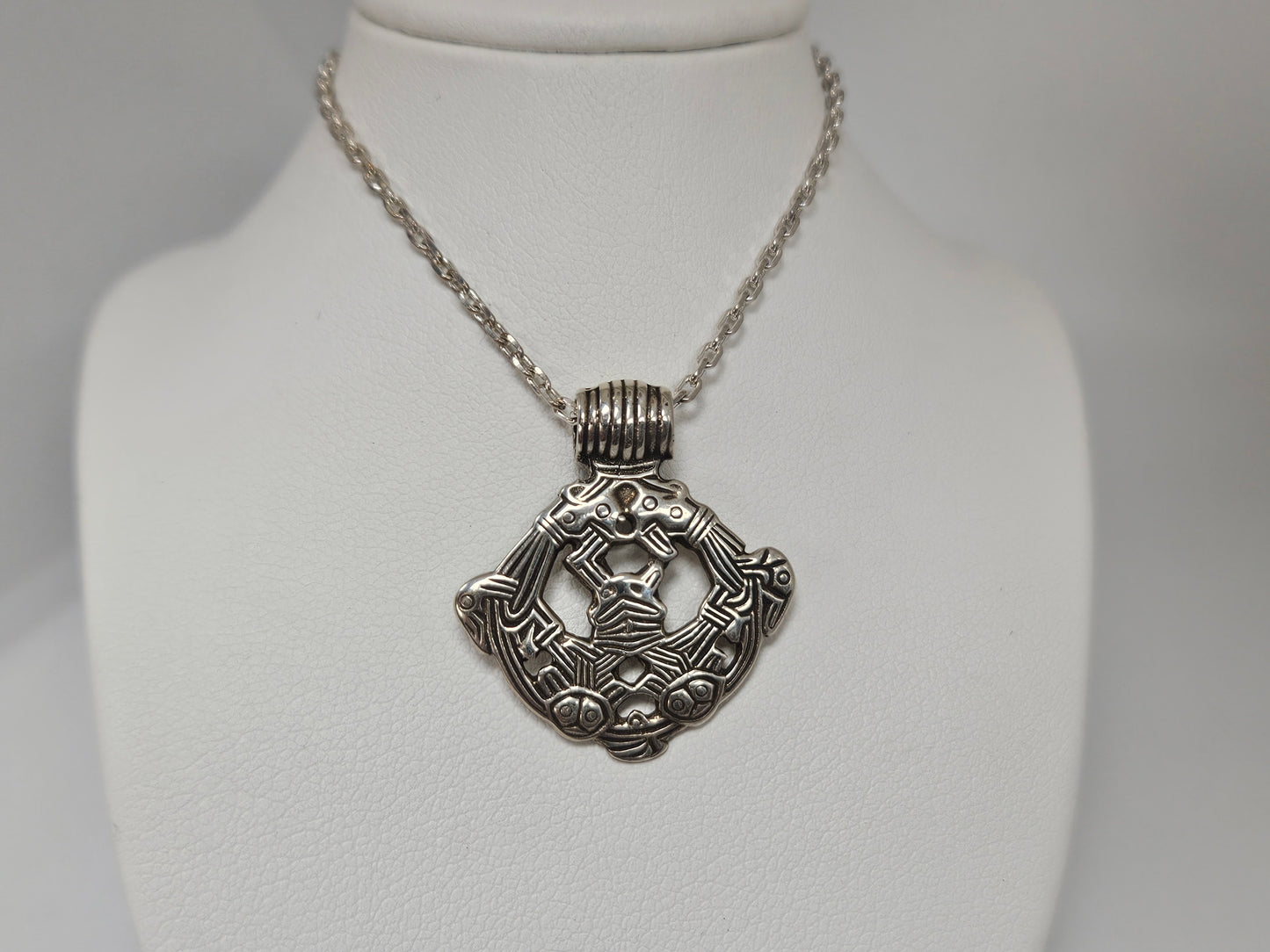 SS TRIBAL STYLE PENDANT W SS 28"cable chain