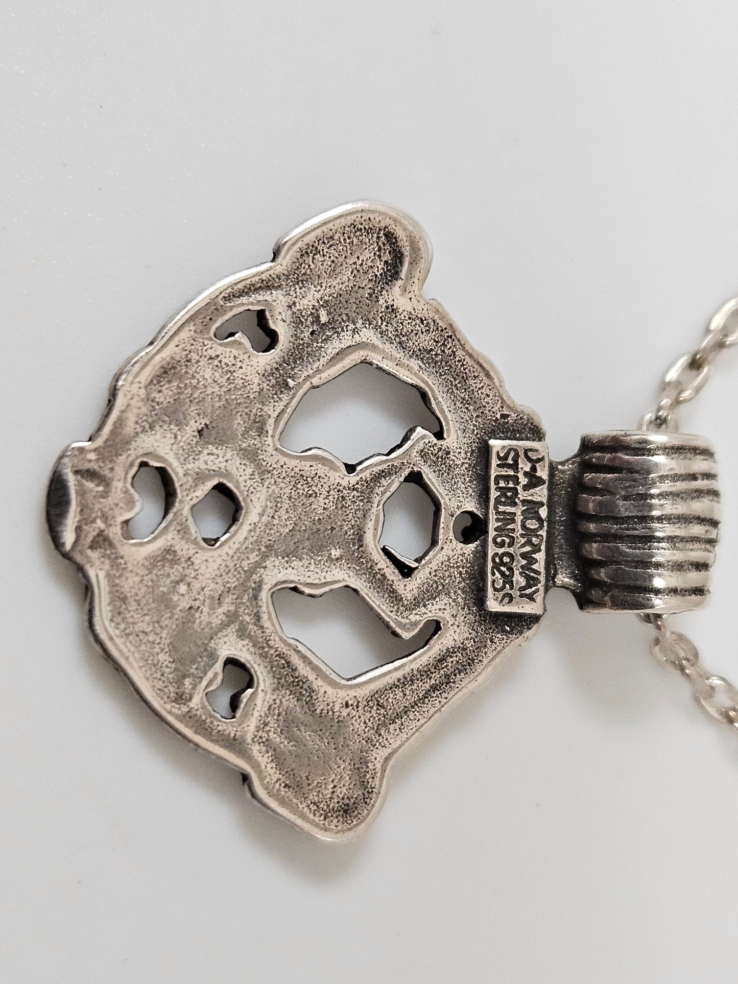 SS TRIBAL STYLE PENDANT W SS 28"cable chain