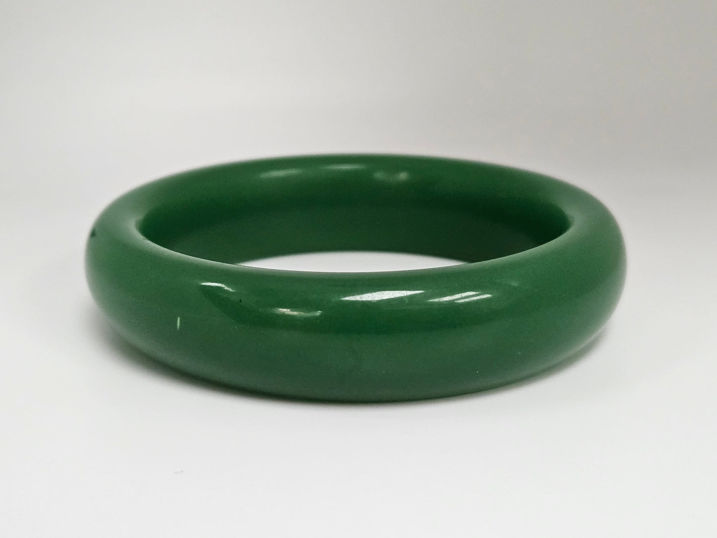 JADITE DYED BANGLE