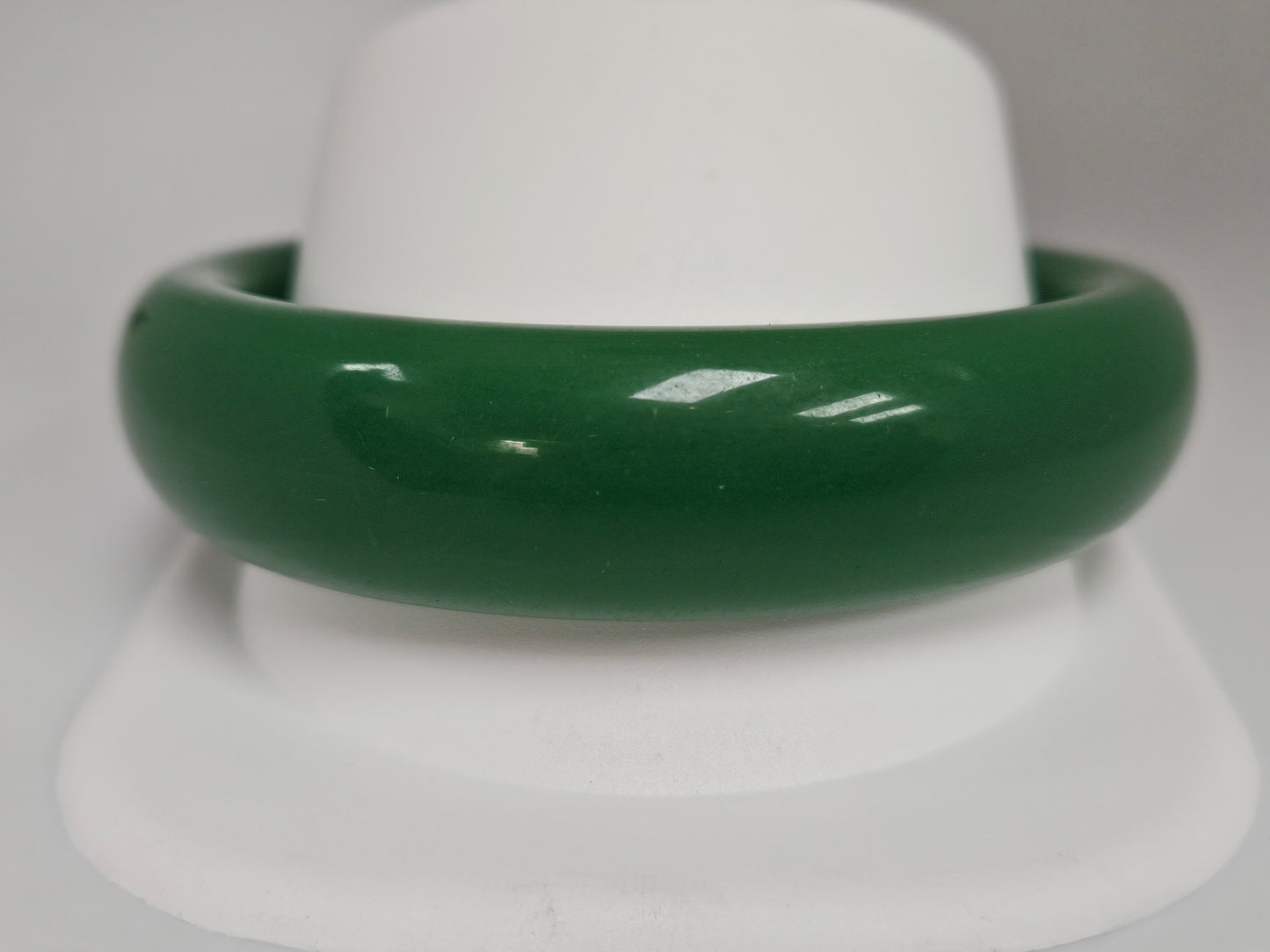 JADITE DYED BANGLE