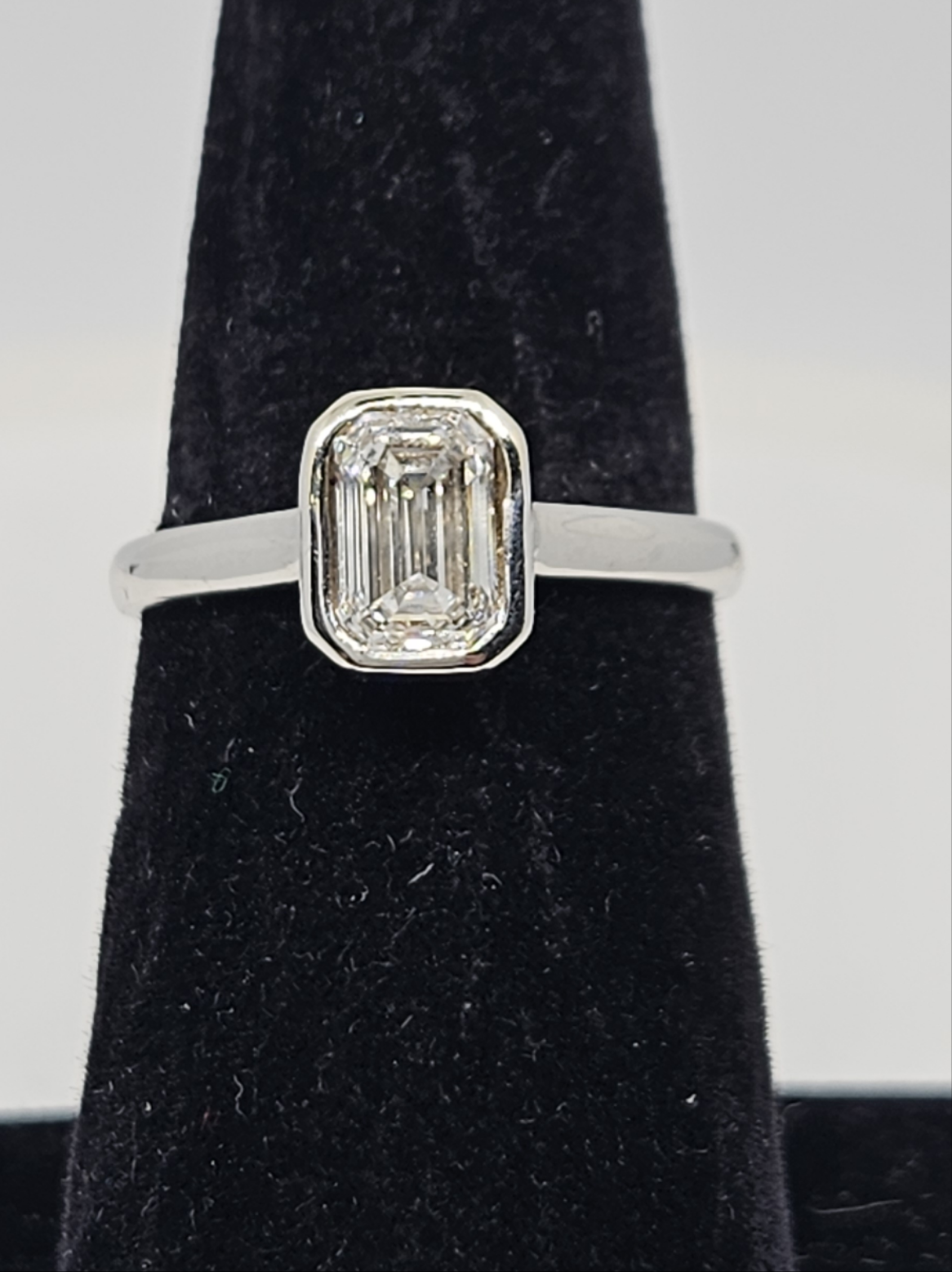 Emerald Cut 1.00ct Dia solitaire 14KWG IGI E/VVS2 Sz6.75