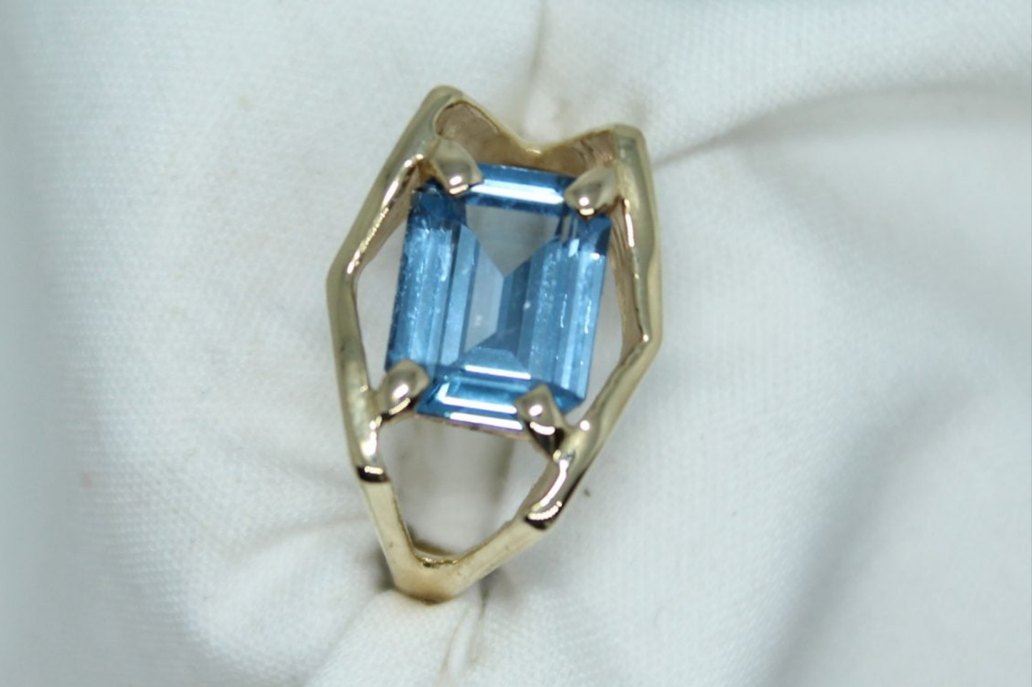 SWISS BLUE TOPAZ IN SPLIT SHANK RING 14KYG