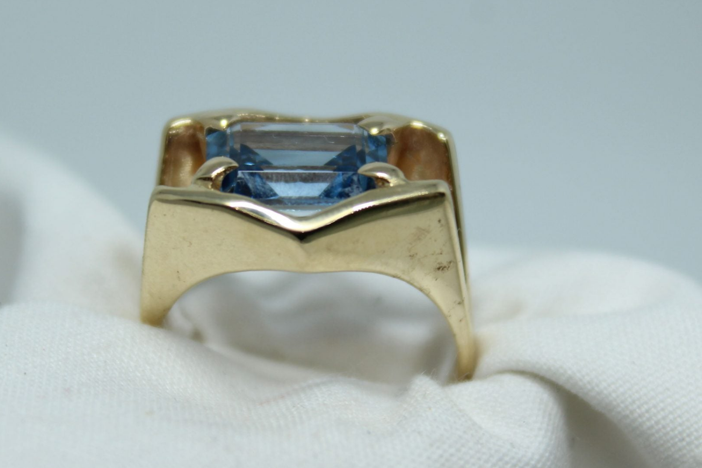 SWISS BLUE TOPAZ IN SPLIT SHANK RING 14KYG