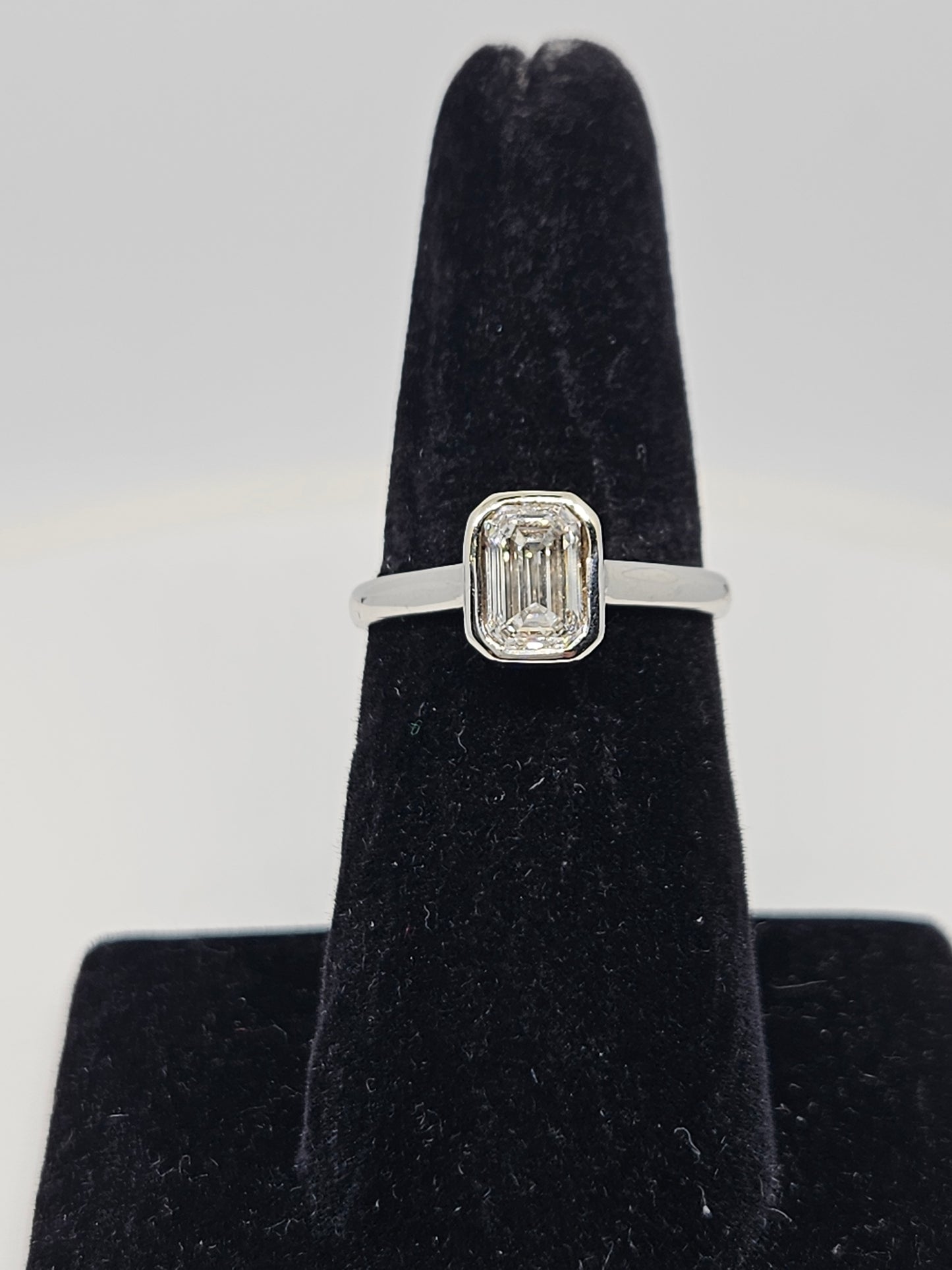 Emerald Cut 1.00ct Dia solitaire 14KWG IGI E/VVS2 Sz6.75