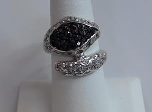 SS CZ BLK & WHITE TEAR (R1075)