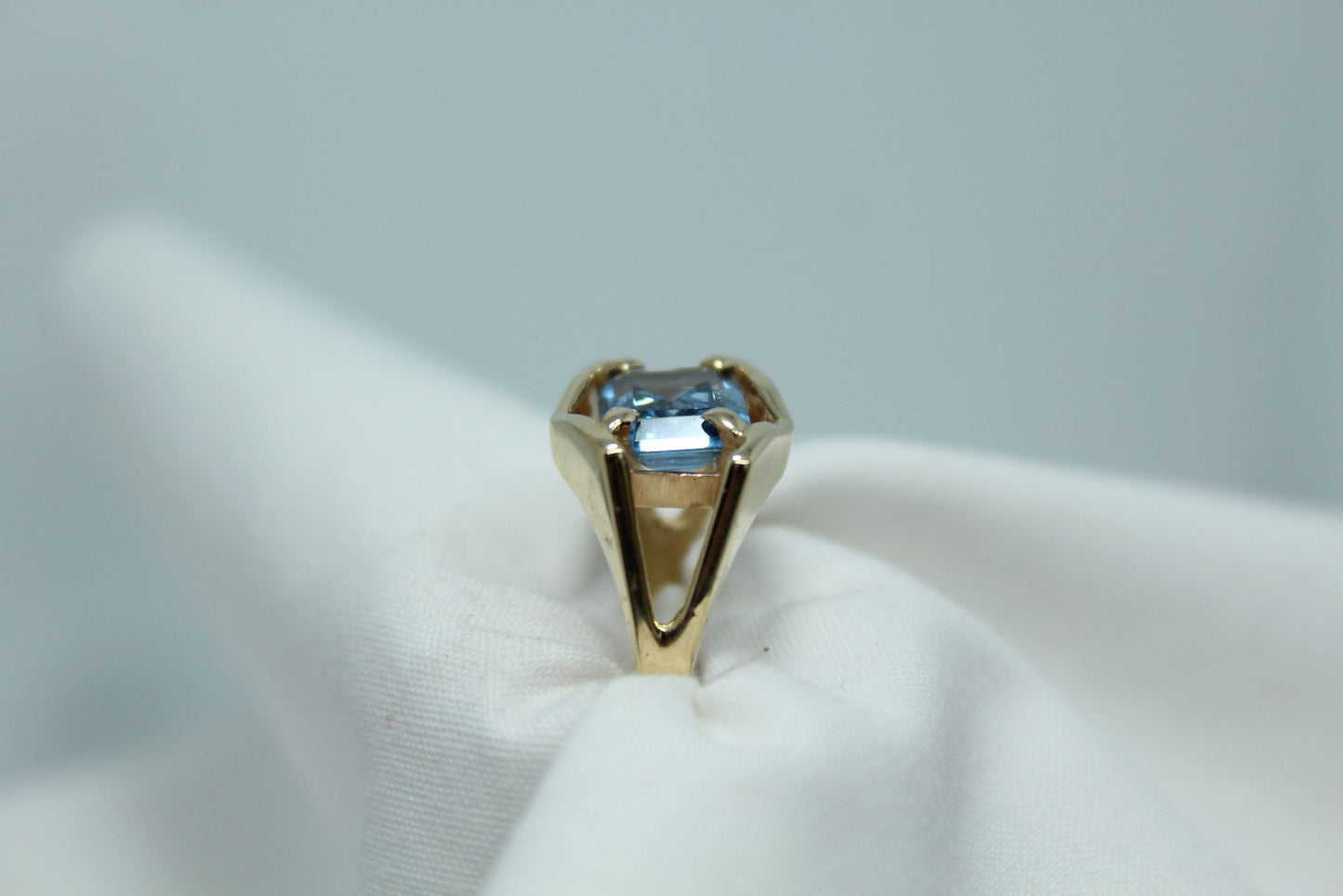 SWISS BLUE TOPAZ IN SPLIT SHANK RING 14KYG