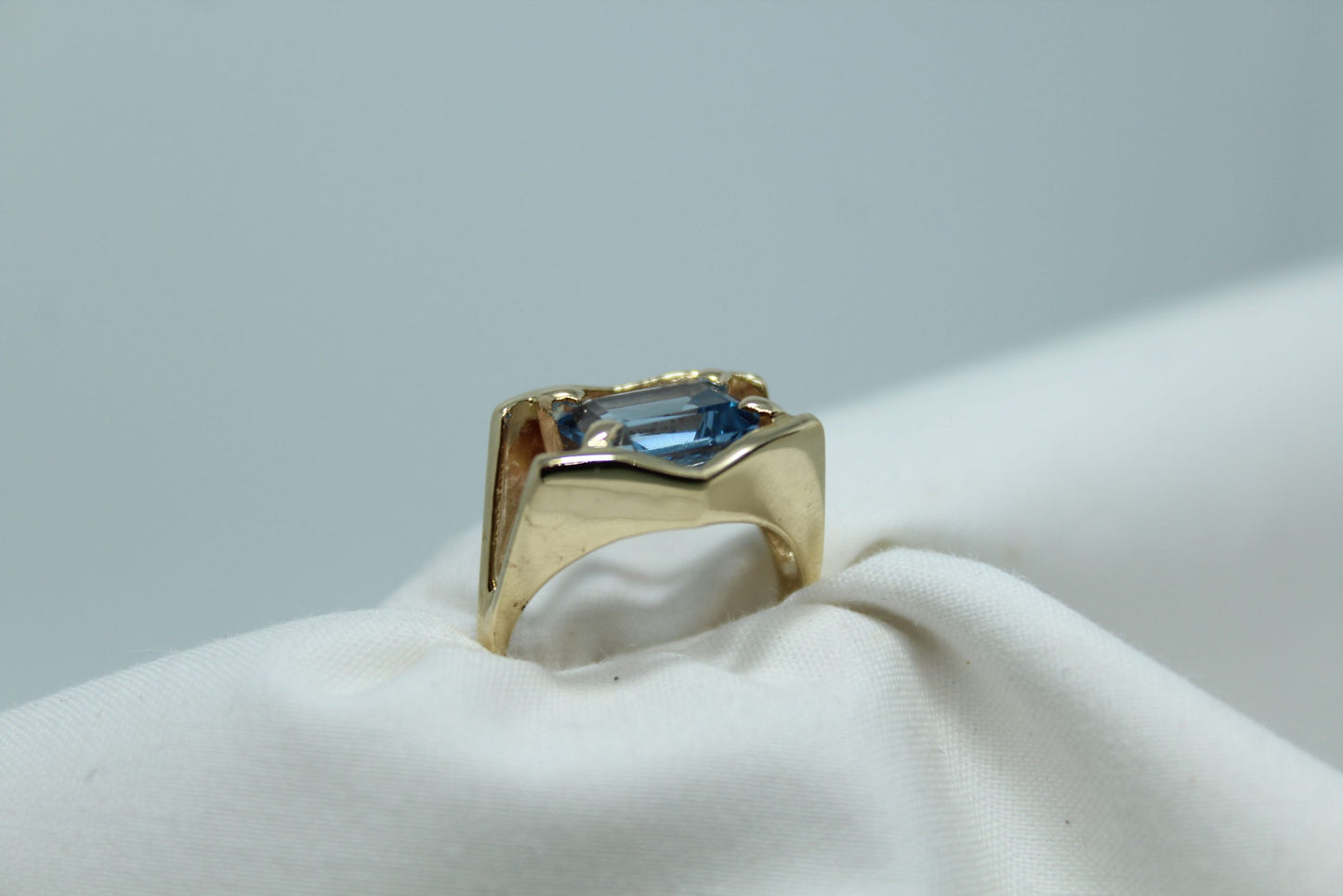 SWISS BLUE TOPAZ IN SPLIT SHANK RING 14KYG
