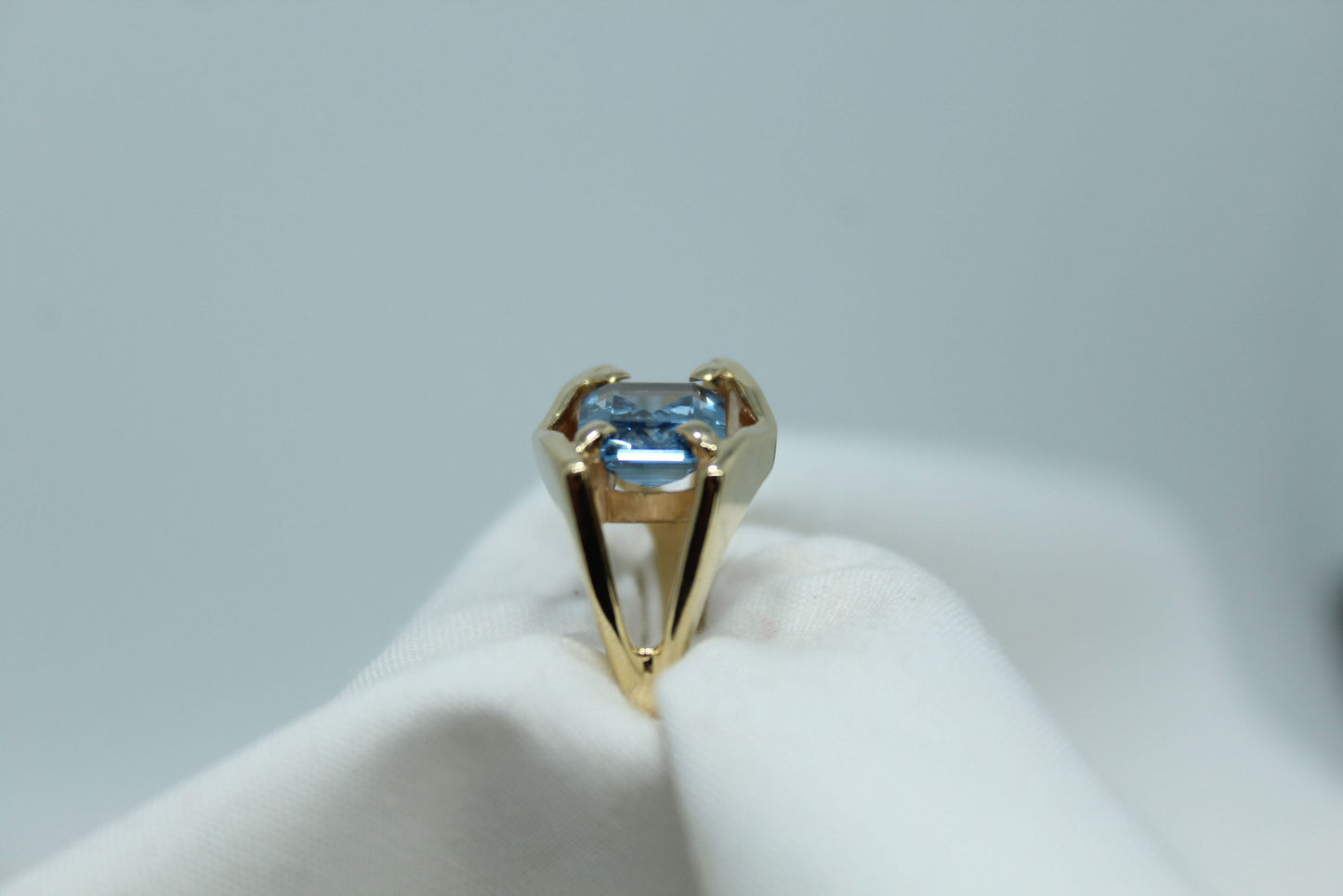 SWISS BLUE TOPAZ IN SPLIT SHANK RING 14KYG