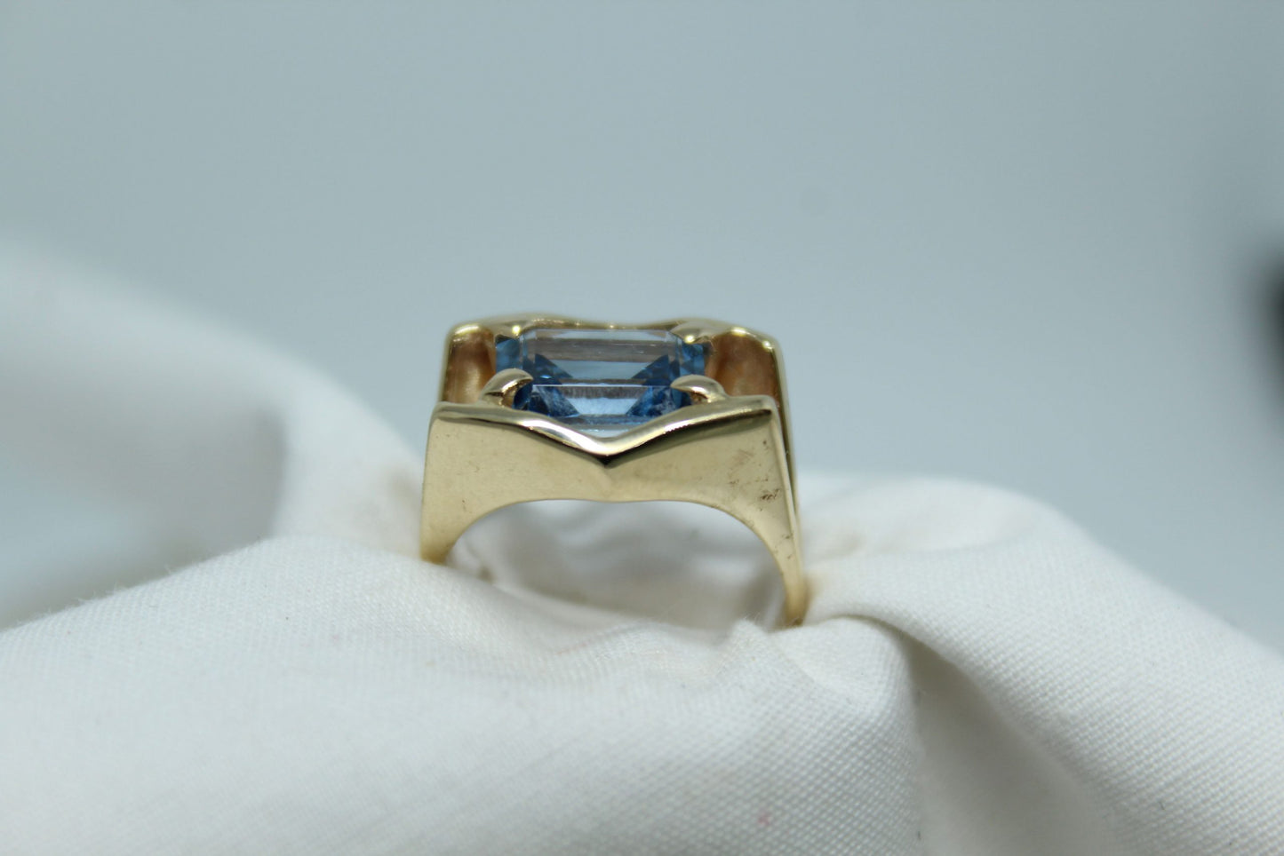 SWISS BLUE TOPAZ IN SPLIT SHANK RING 14KYG