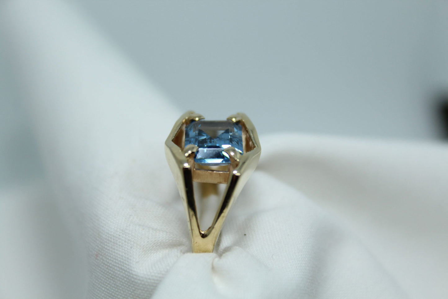 SWISS BLUE TOPAZ IN SPLIT SHANK RING 14KYG