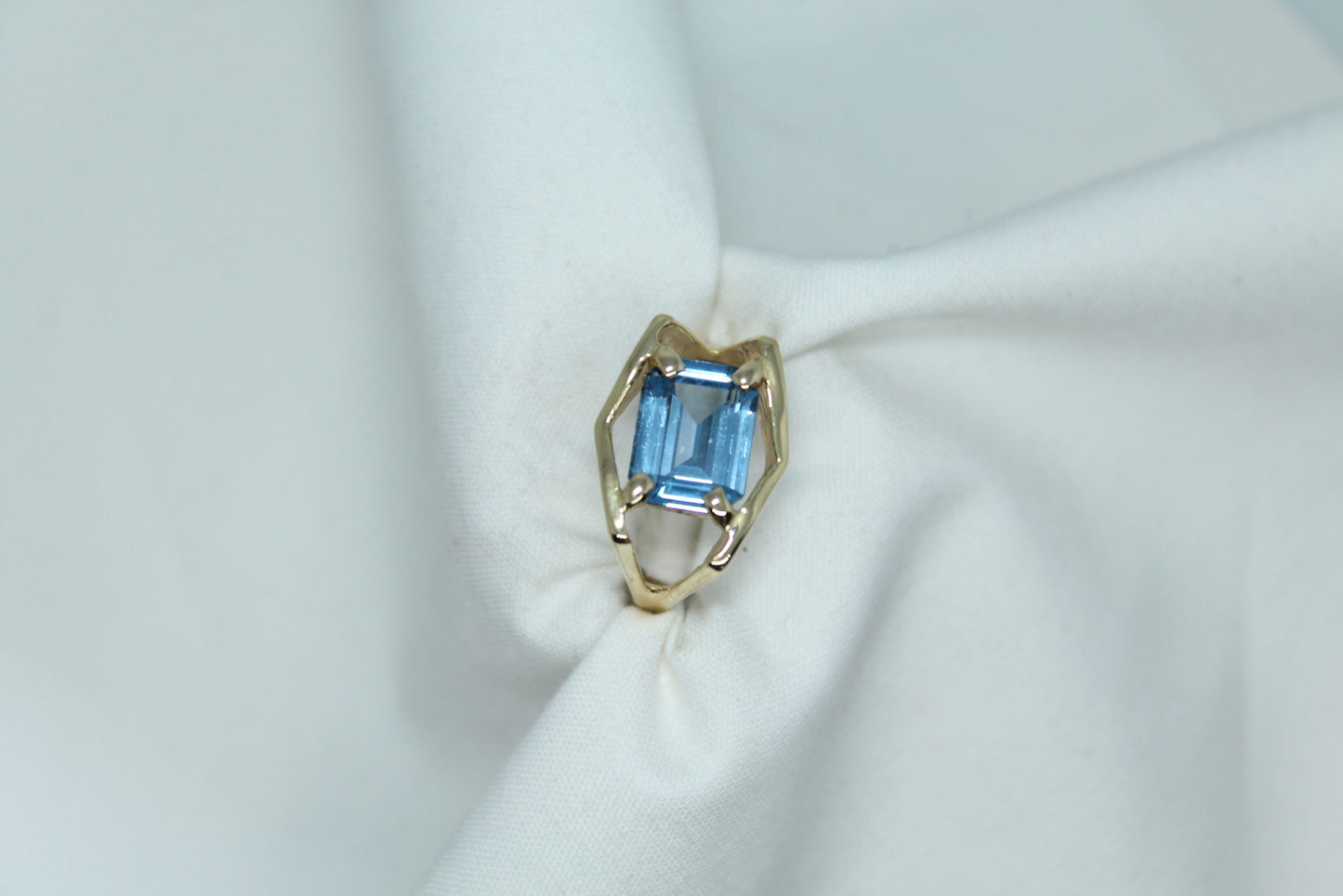 SWISS BLUE TOPAZ IN SPLIT SHANK RING 14KYG