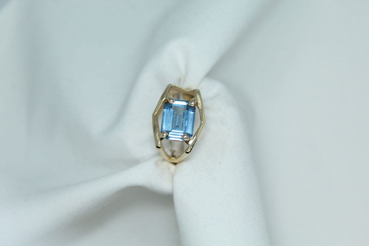 SWISS BLUE TOPAZ IN SPLIT SHANK RING 14KYG