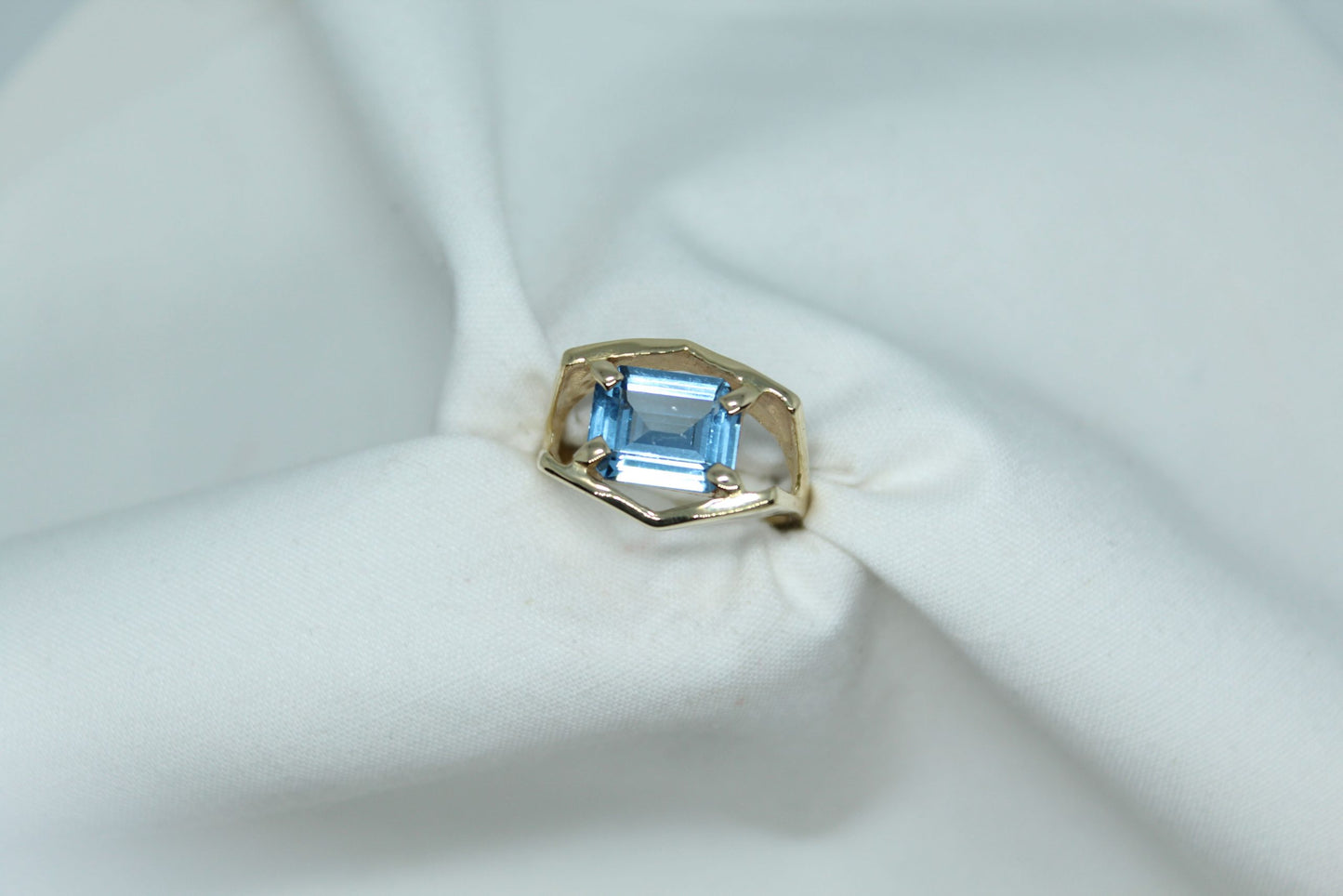 SWISS BLUE TOPAZ IN SPLIT SHANK RING 14KYG